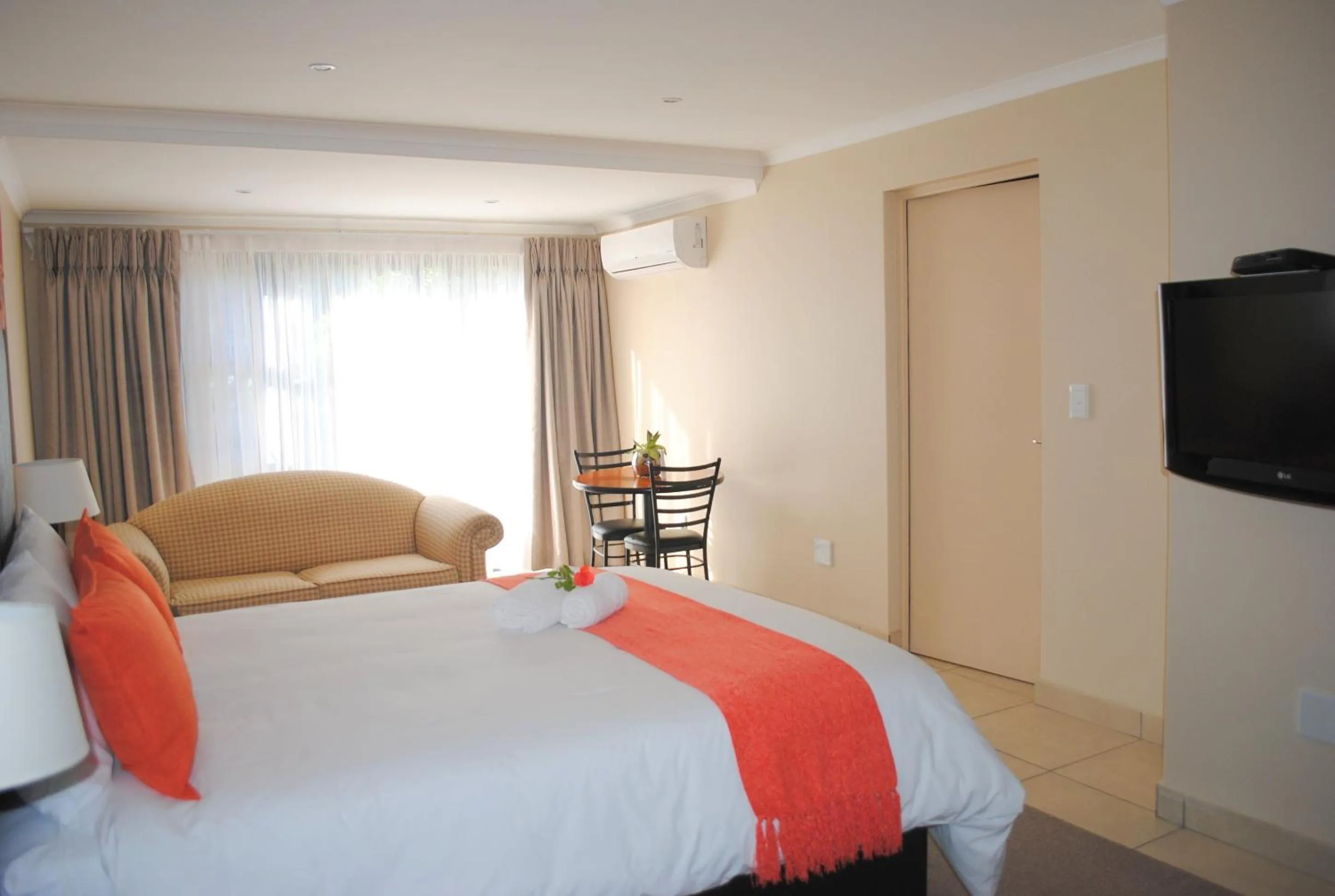 Photo of the whole room, Bed in 6 on Morris Guest Lodge