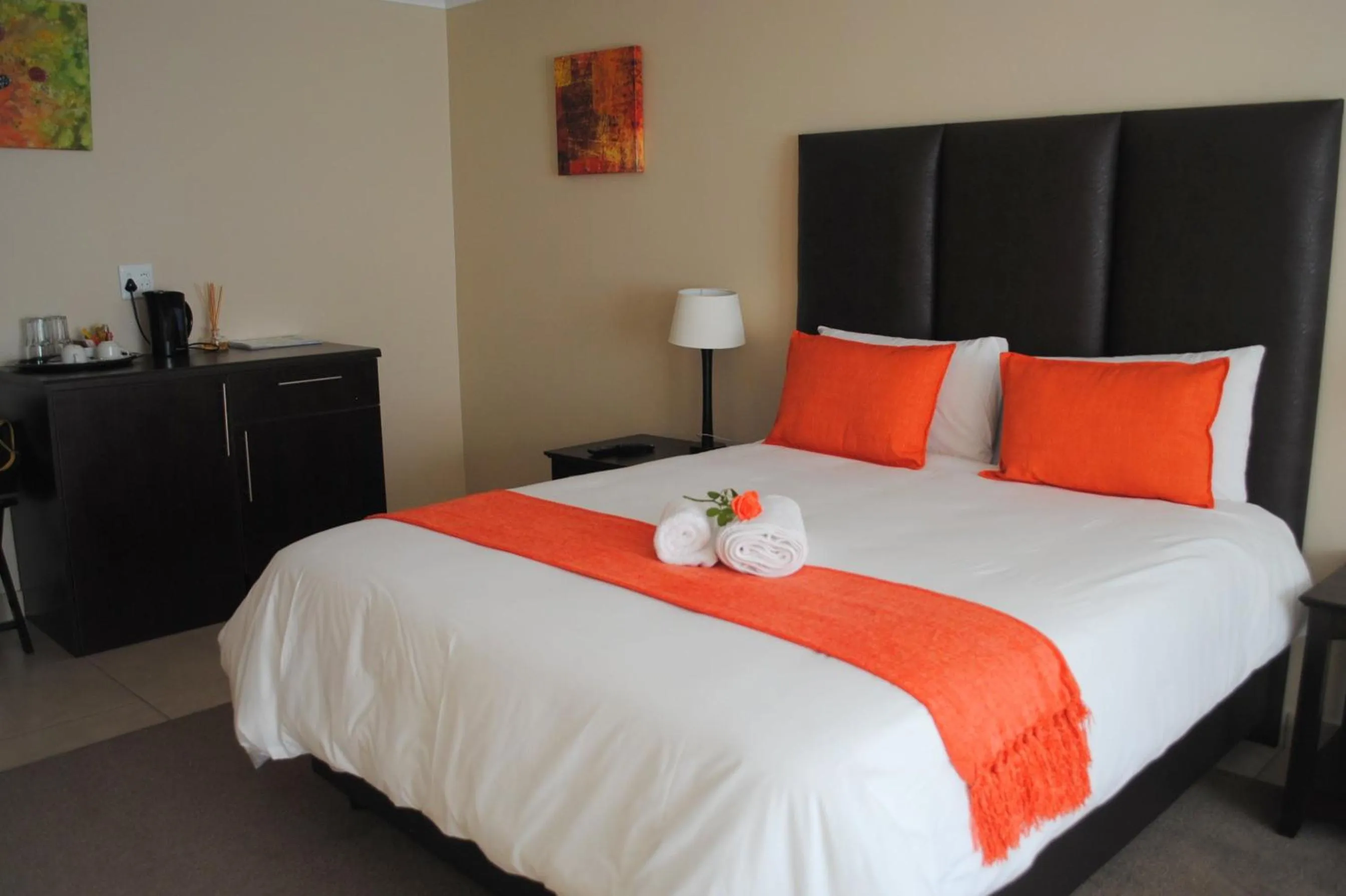 Photo of the whole room, Bed in 6 on Morris Guest Lodge