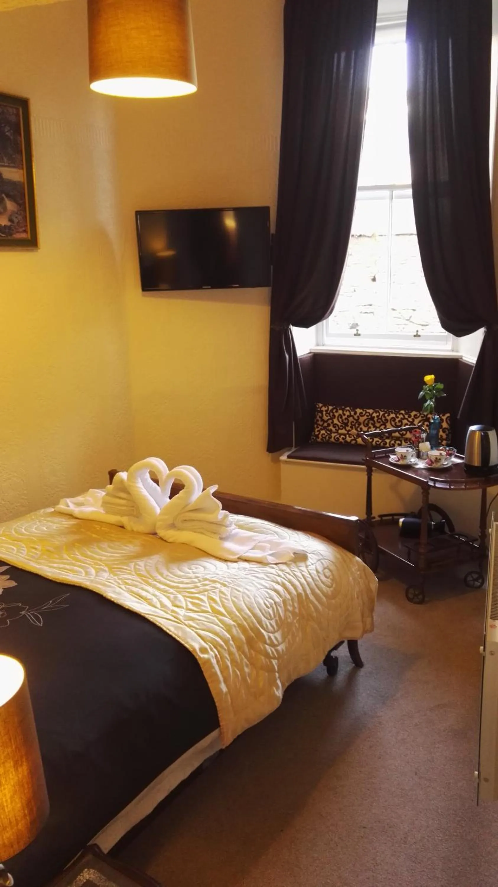 Bedroom, Bed in Victoria Hotel