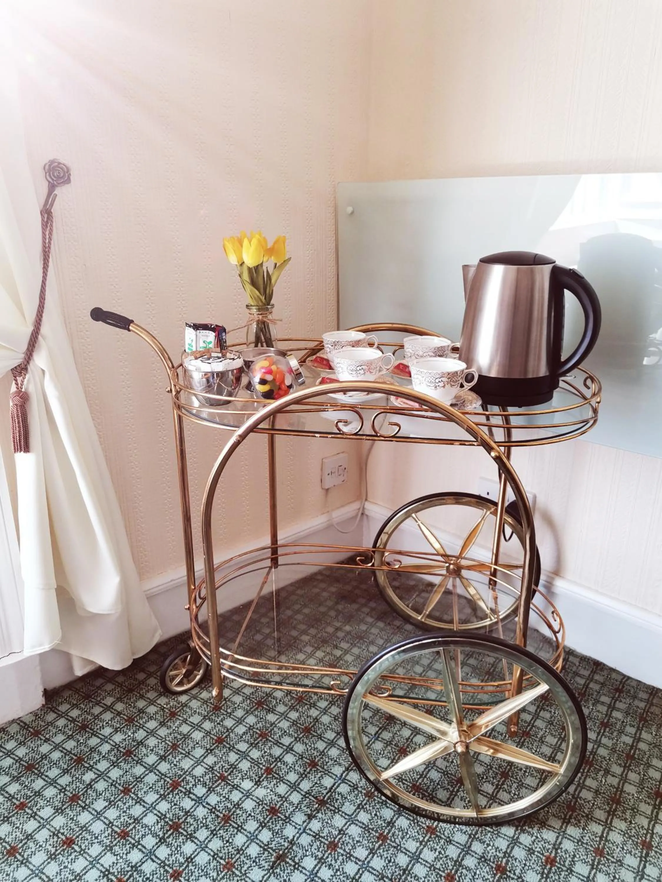 Coffee/tea facilities in Victoria Hotel