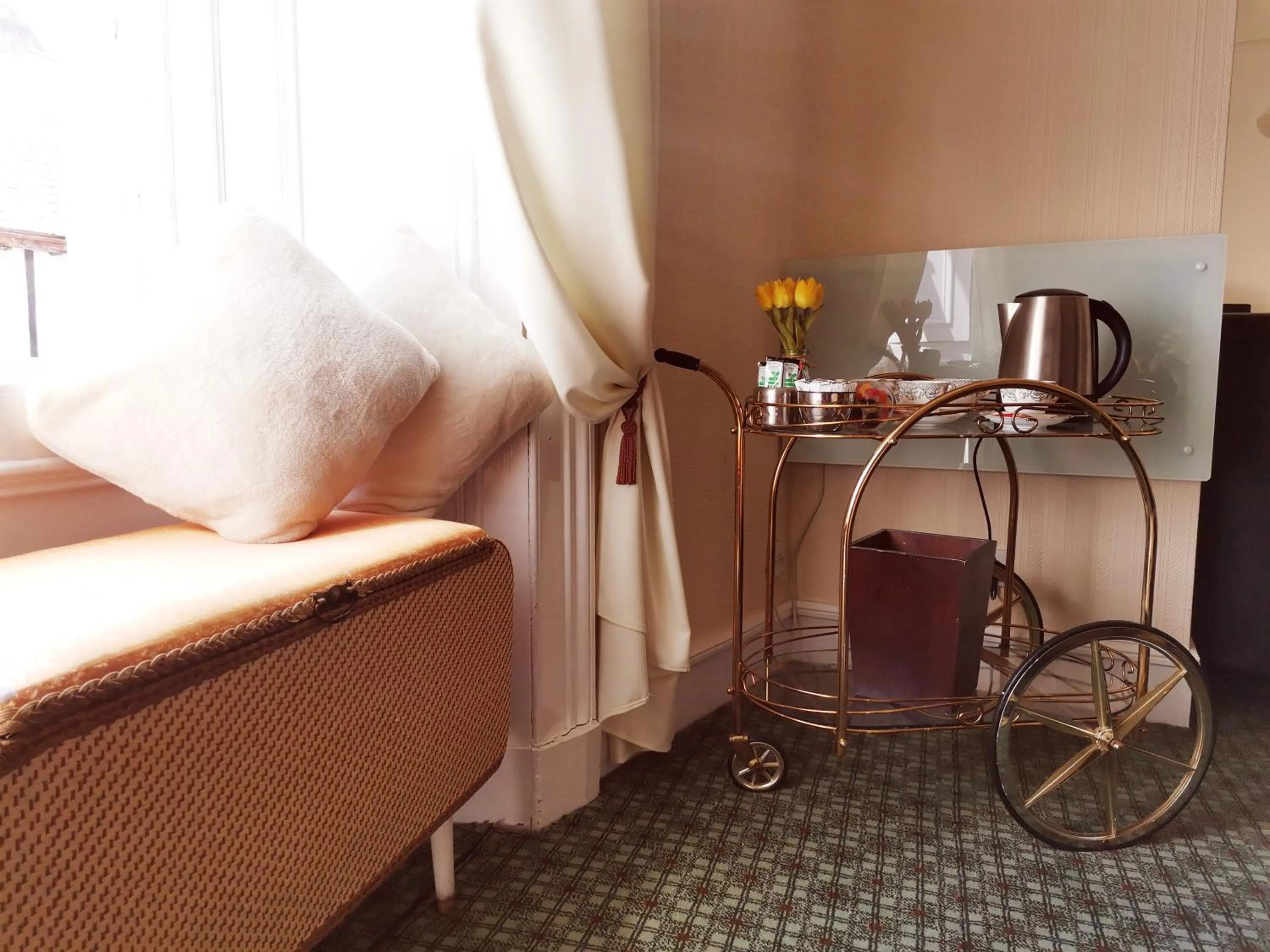 Coffee/tea facilities, Bed in Victoria Hotel