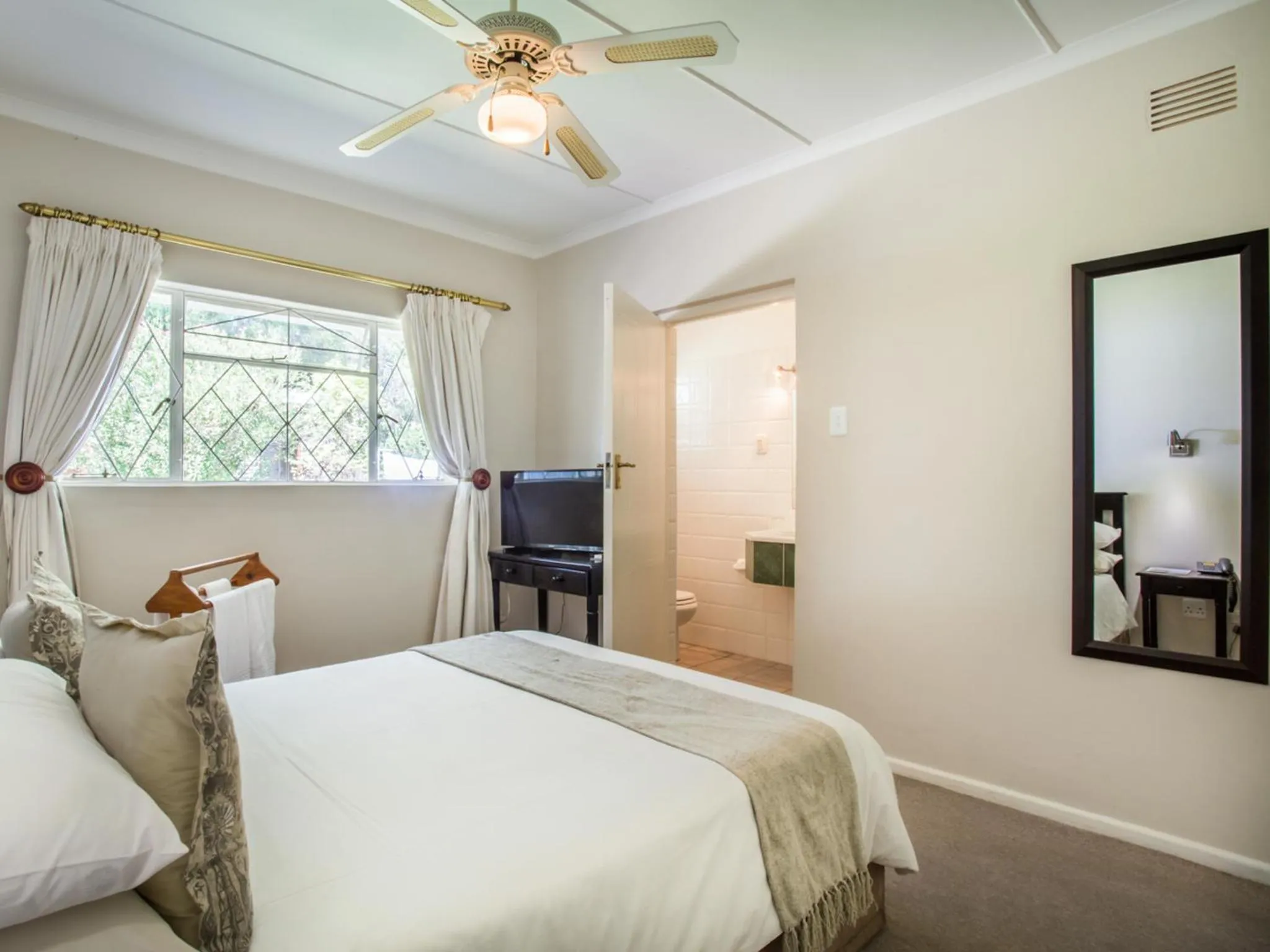 Bedroom, Bed in Hlangana Lodge