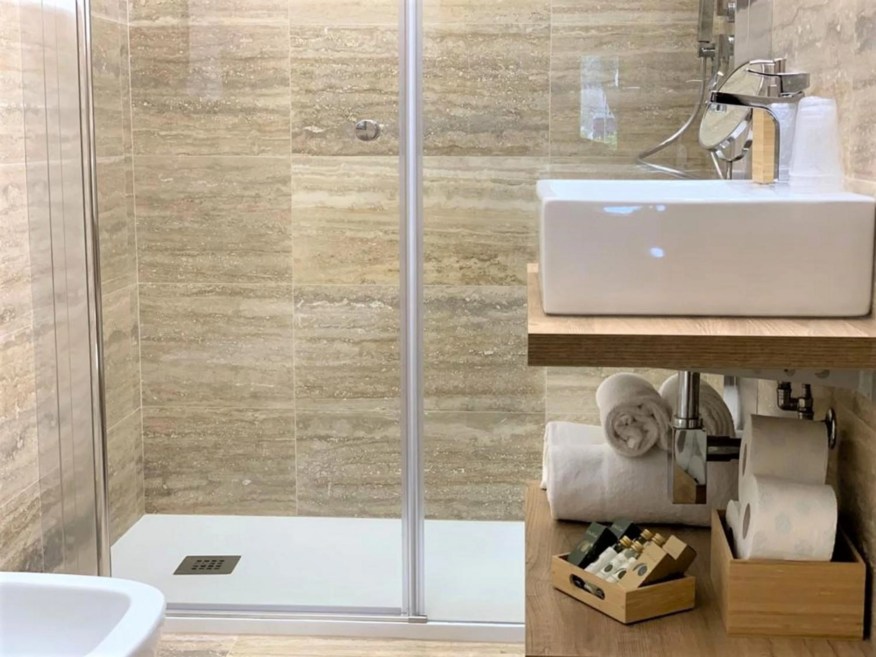 Shower in La Coroncina Lodging