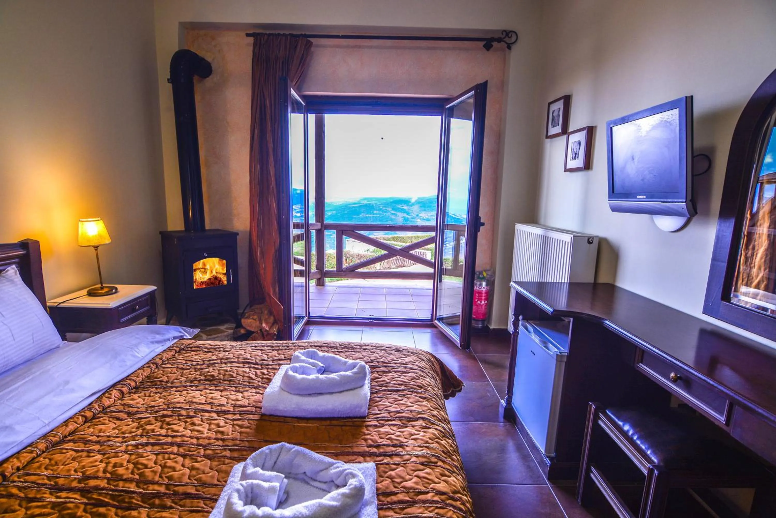 Bed in Hotel Iliovasilema