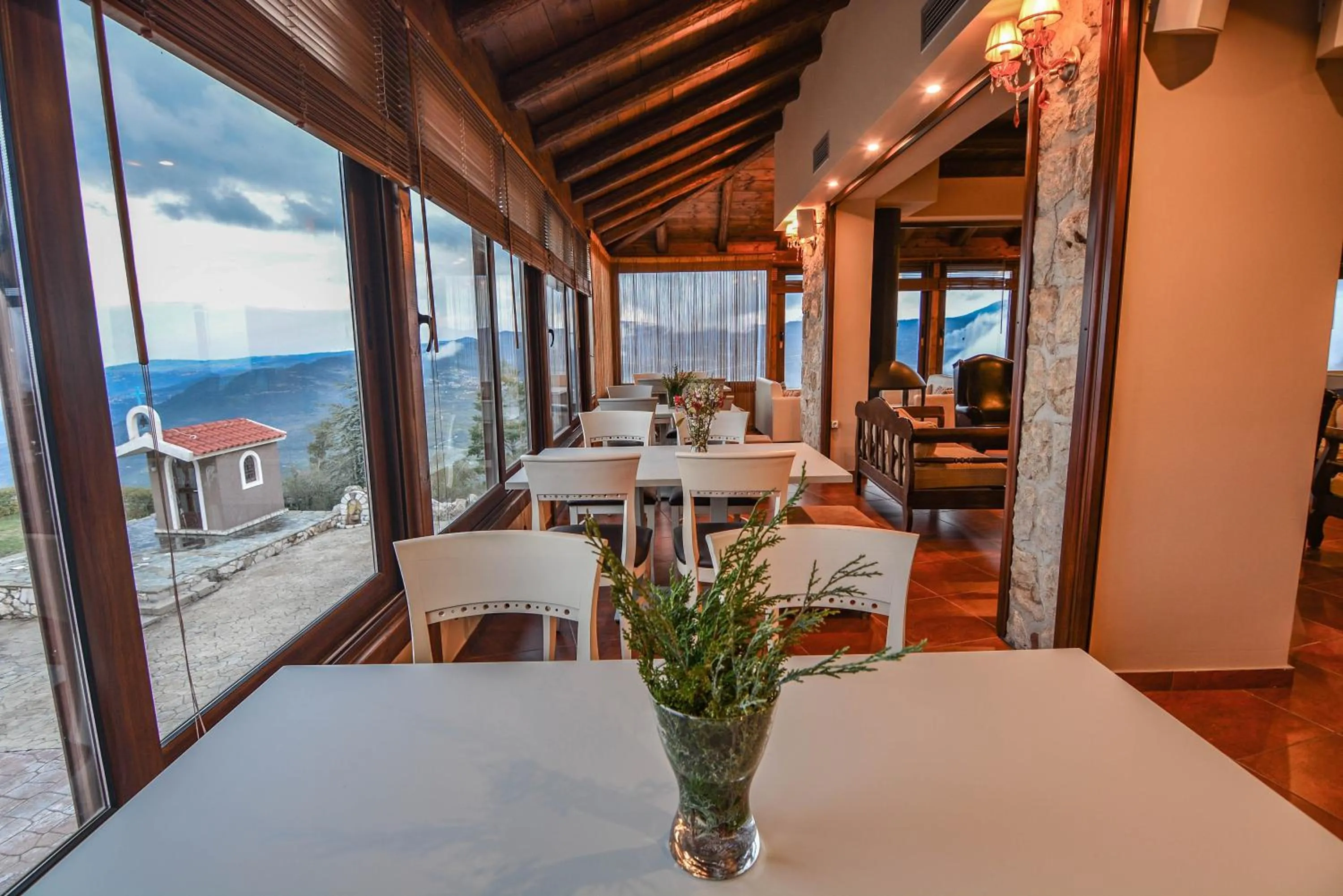 Dining area in Hotel Iliovasilema