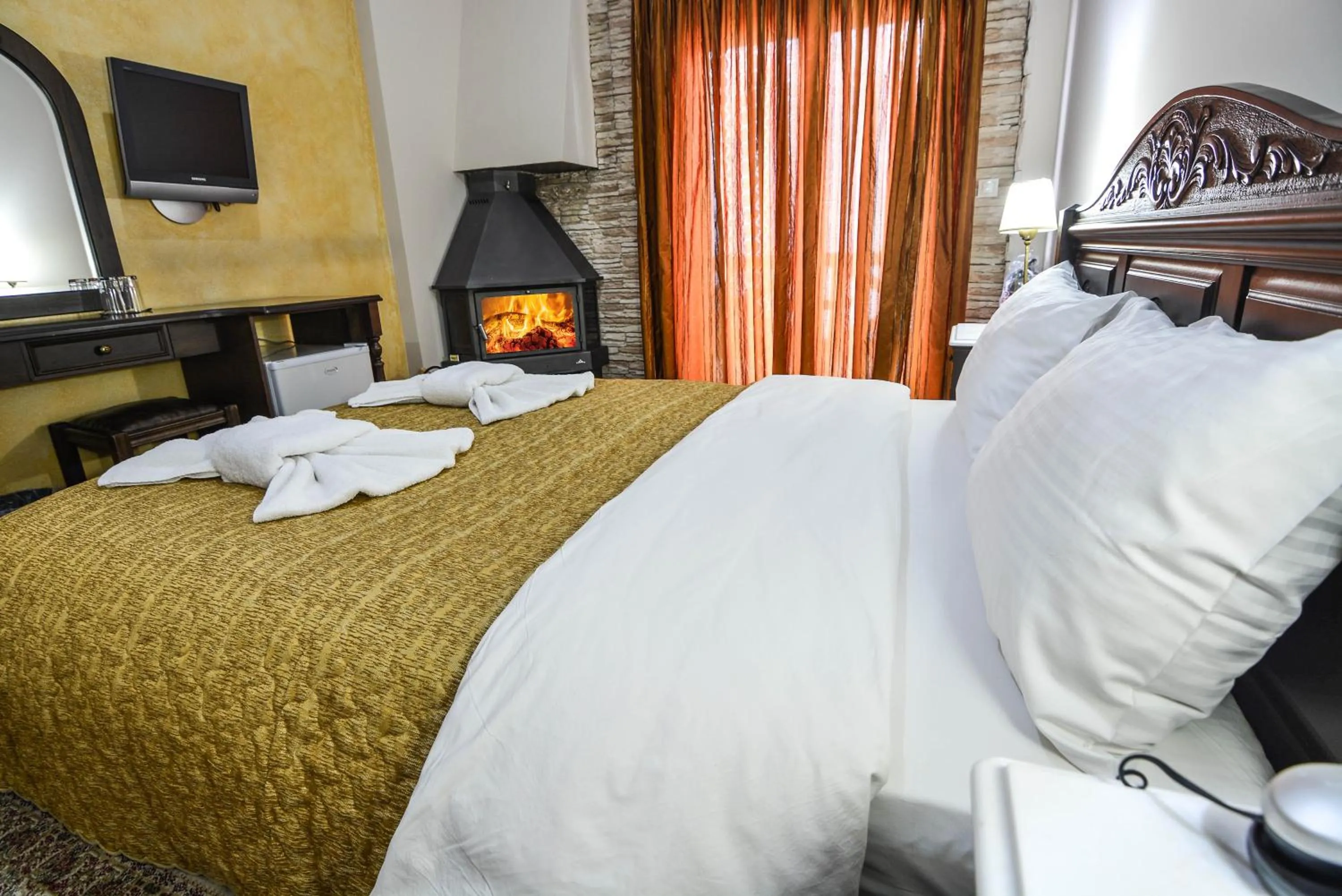 Bed in Hotel Iliovasilema