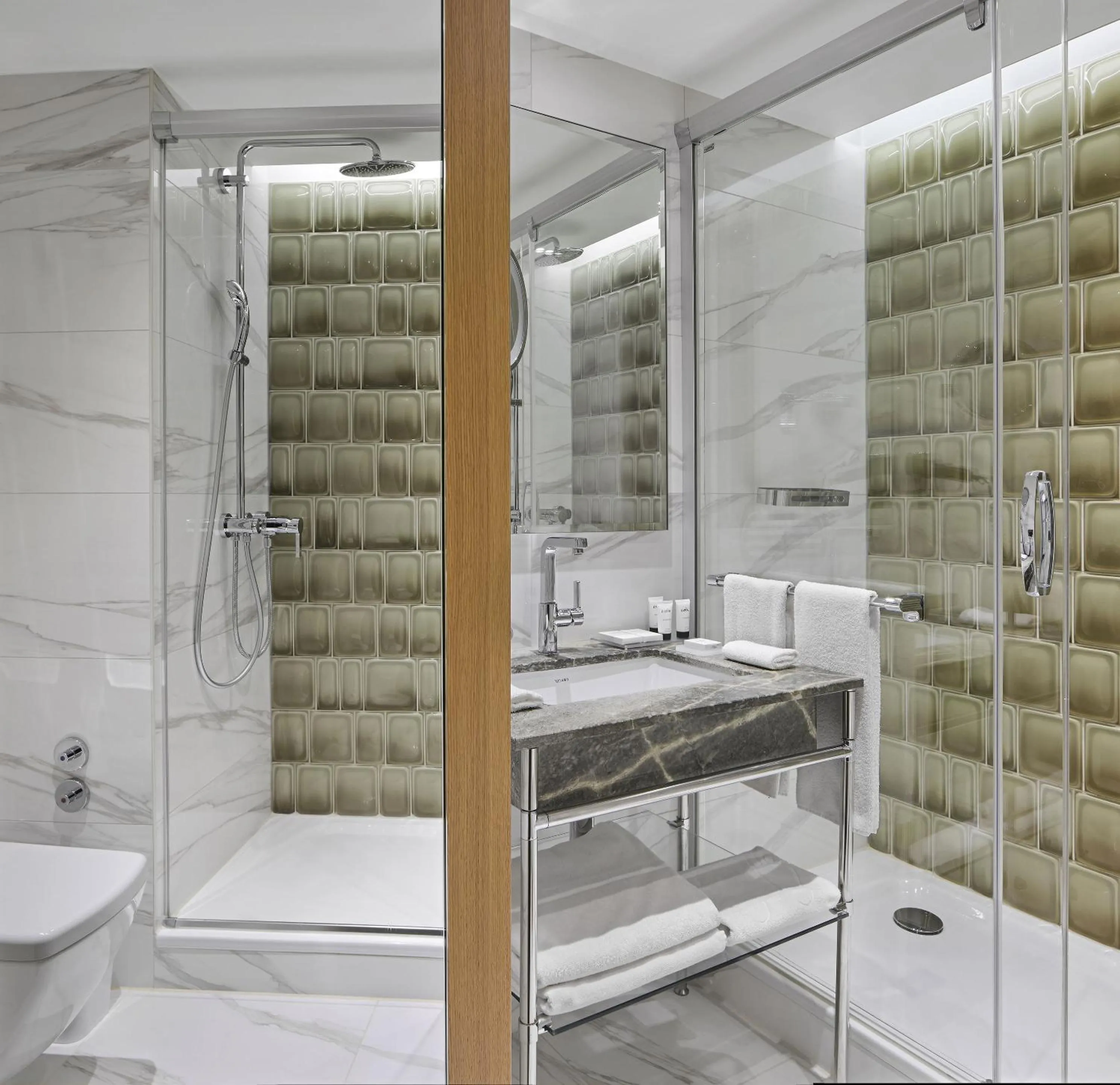 Shower in TITANIC Chaussee Berlin