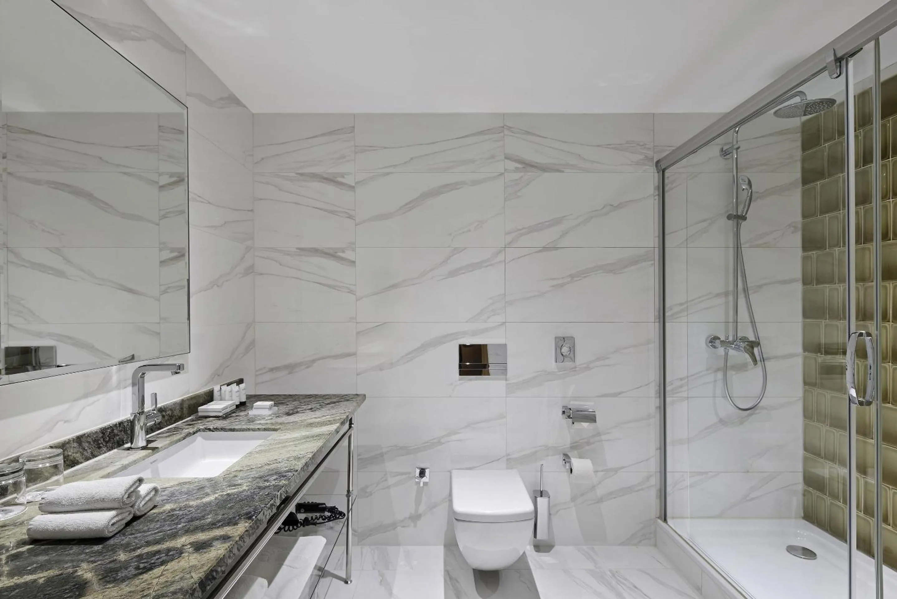 Bathroom in TITANIC Chaussee Berlin