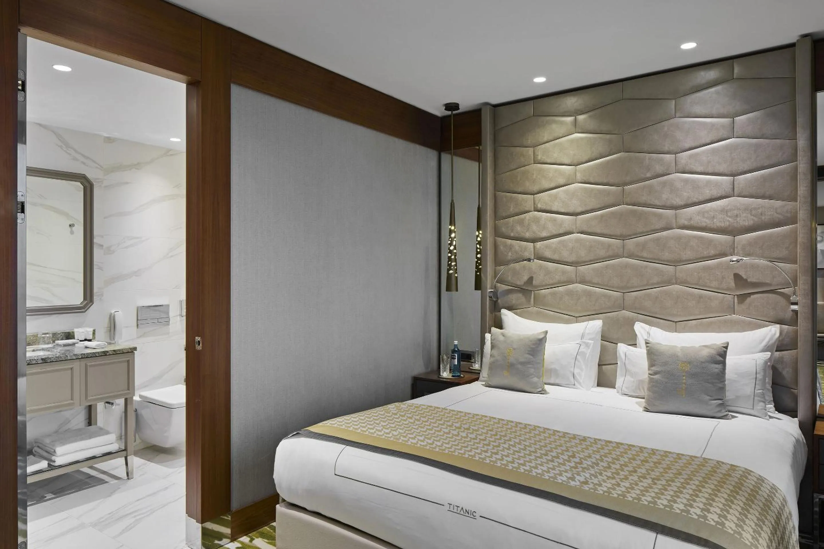 Bed in TITANIC Chaussee Berlin