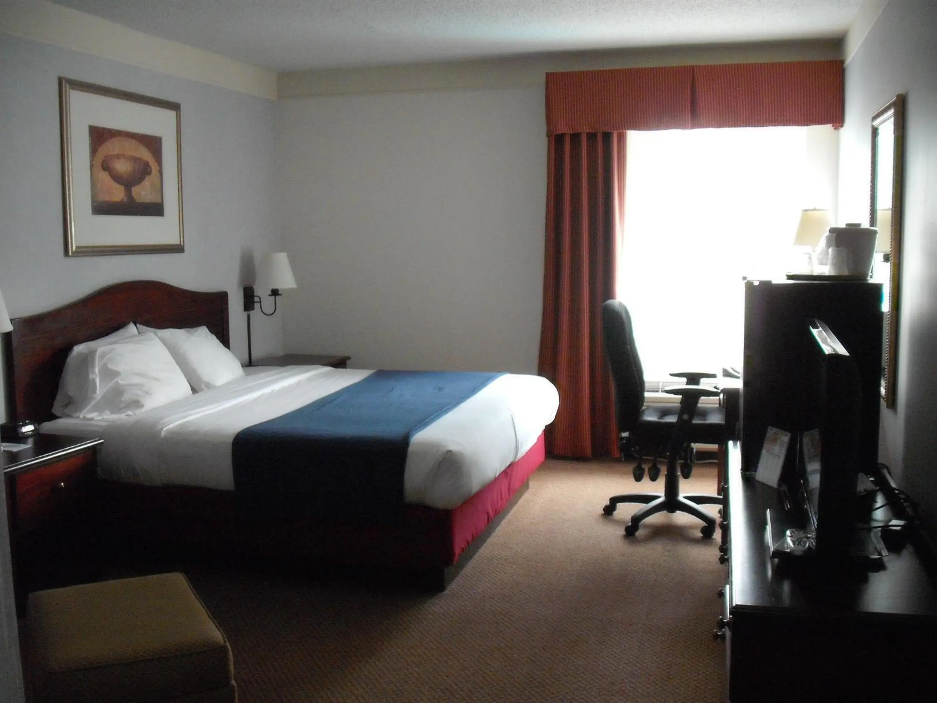 Photo of the whole room, Bed in Mountain Inn & Suites Photo of the whole room, Bed in Mountain Inn & Suites