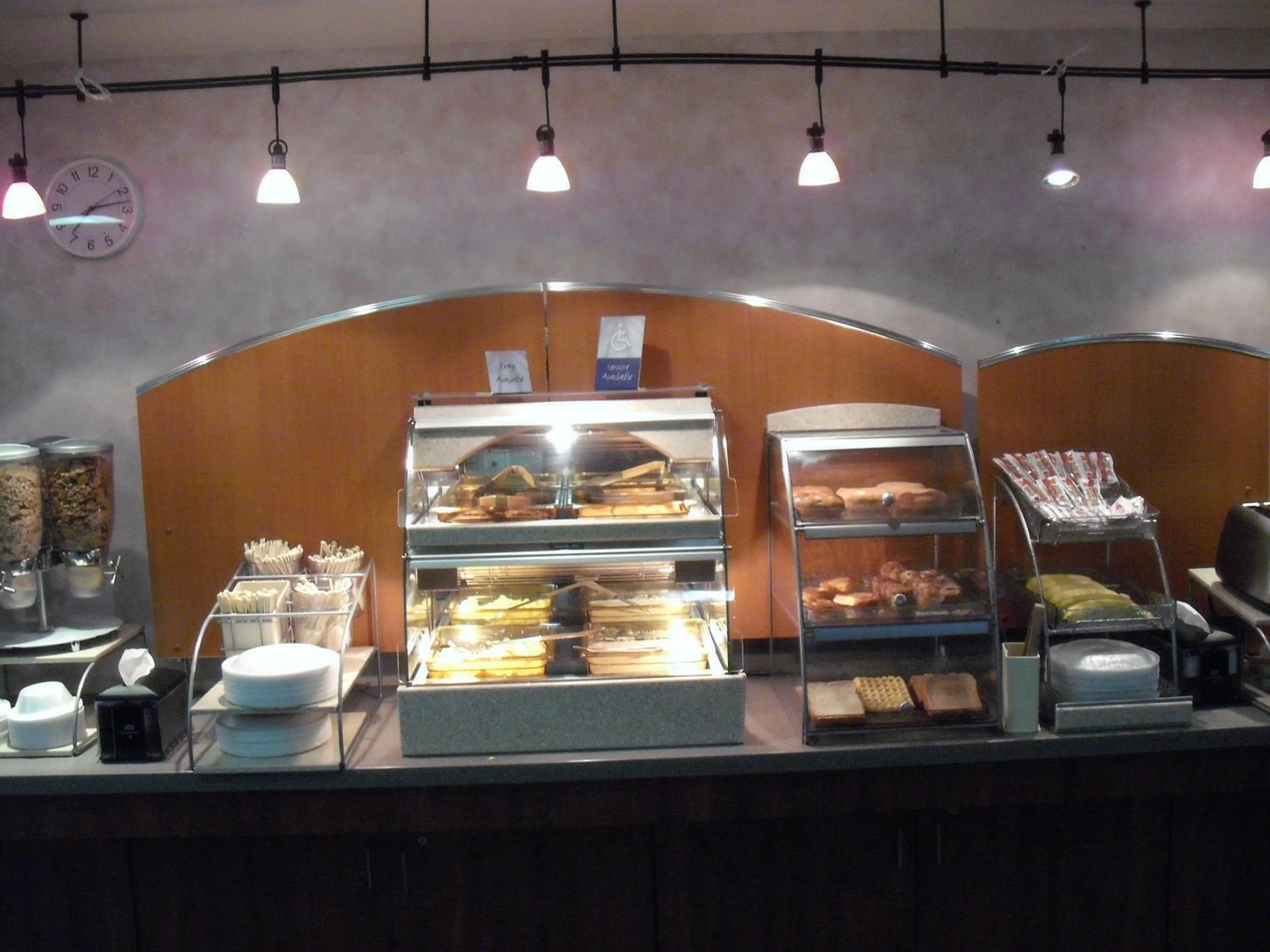 Food in Mountain Inn & Suites