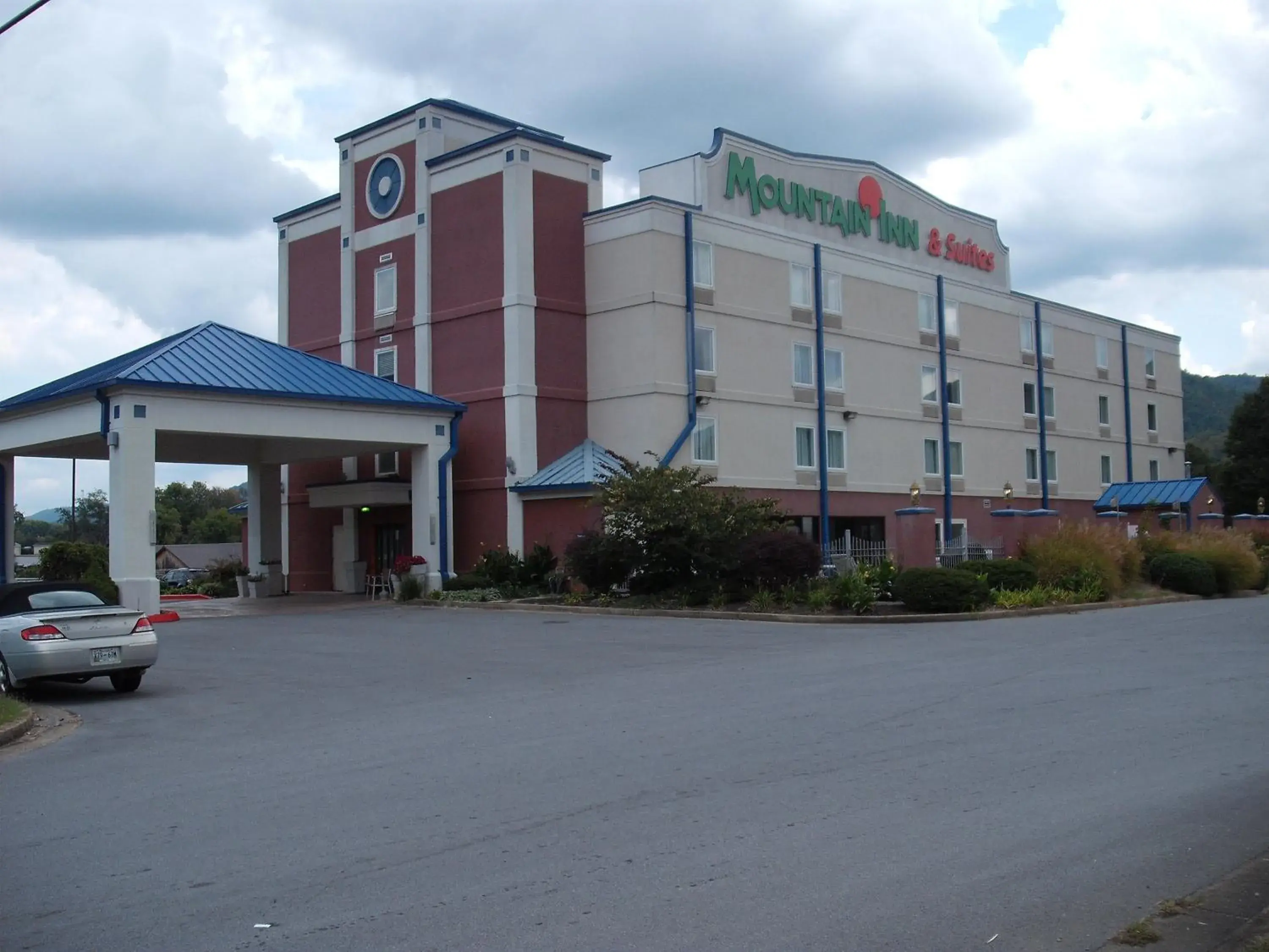 Property building in Mountain Inn & Suites Property building in Mountain Inn & Suites