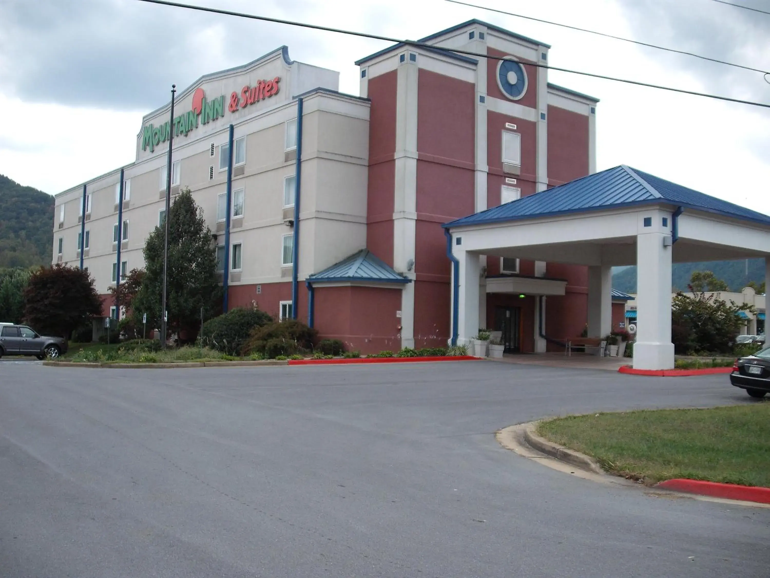 Property building in Mountain Inn & Suites Property building in Mountain Inn & Suites