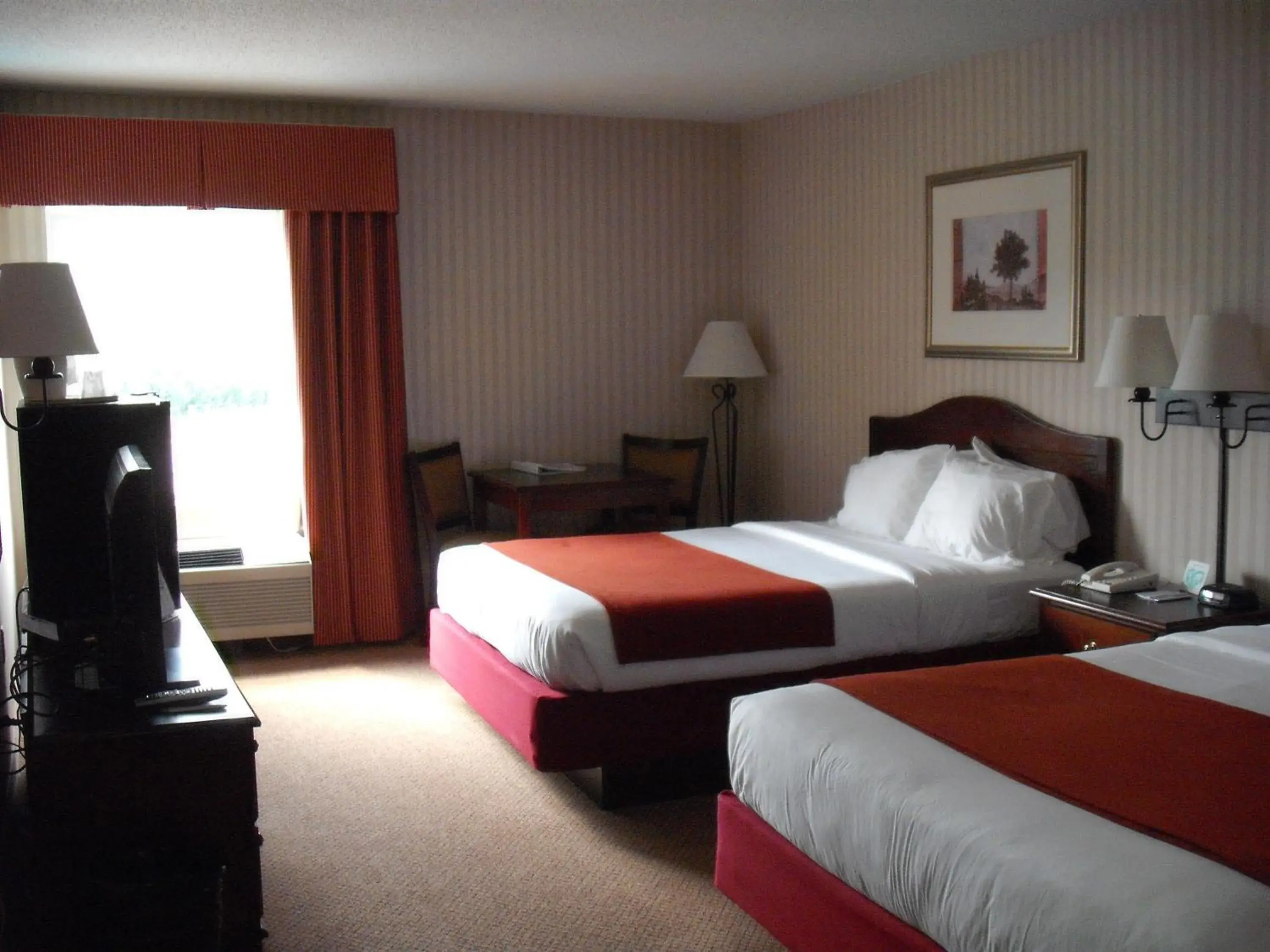 Photo of the whole room, Bed in Mountain Inn & Suites Photo of the whole room, Bed in Mountain Inn & Suites