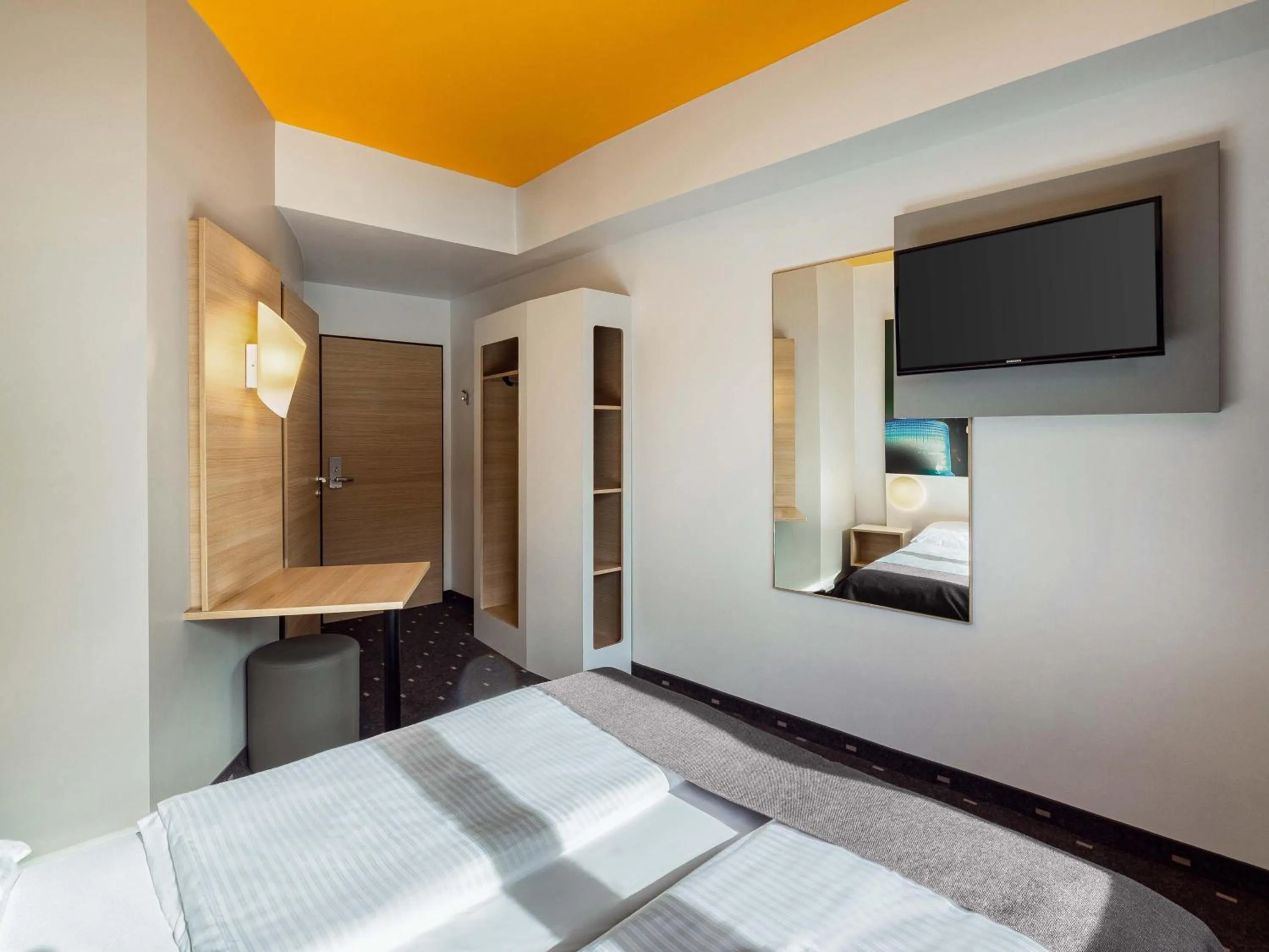 Photo of the whole room, Bed in B&B Hotel Duisburg Hbf-Süd