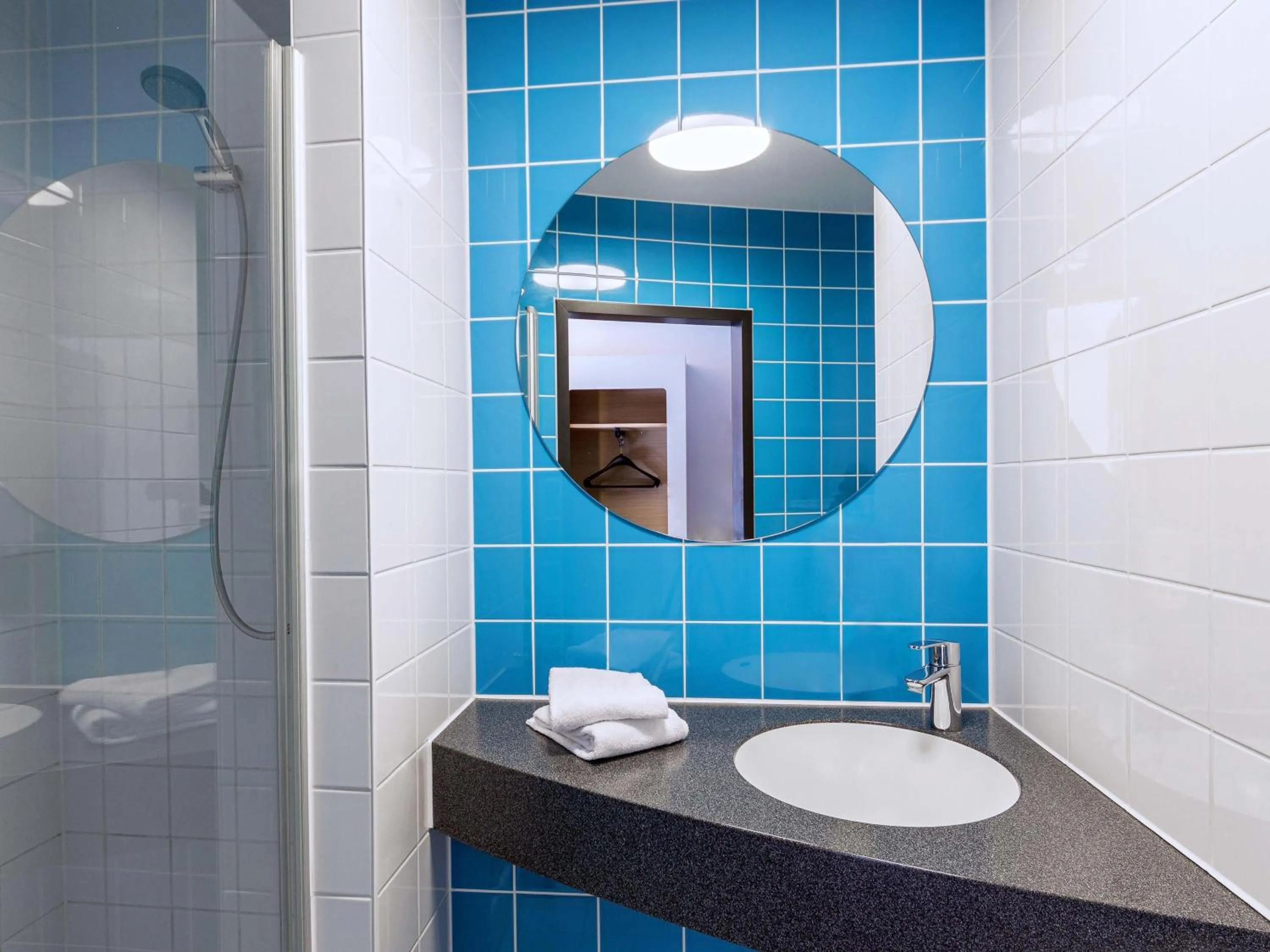 Shower in B&B Hotel Duisburg Hbf-Süd