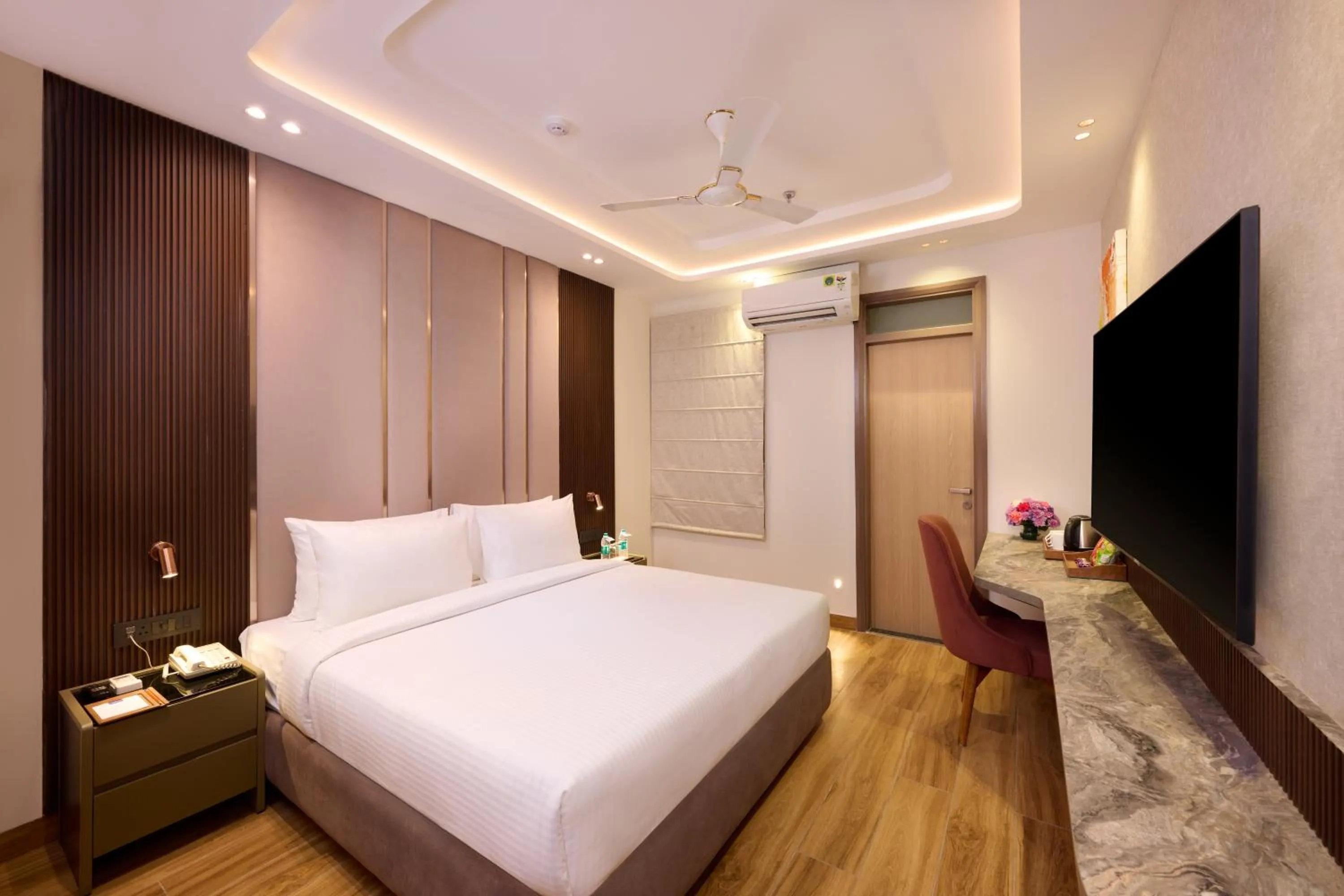 Bedroom, Bed in Tulip Inn Gurugram Sector 39