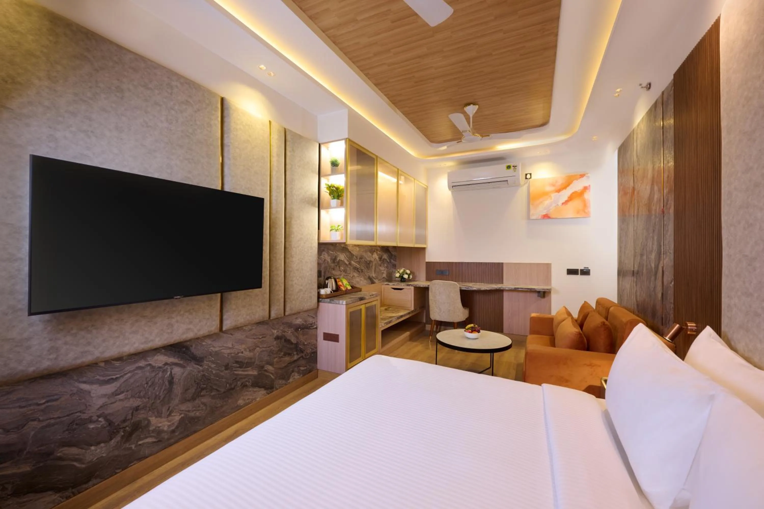 Bedroom, Bed in Tulip Inn Gurugram Sector 39