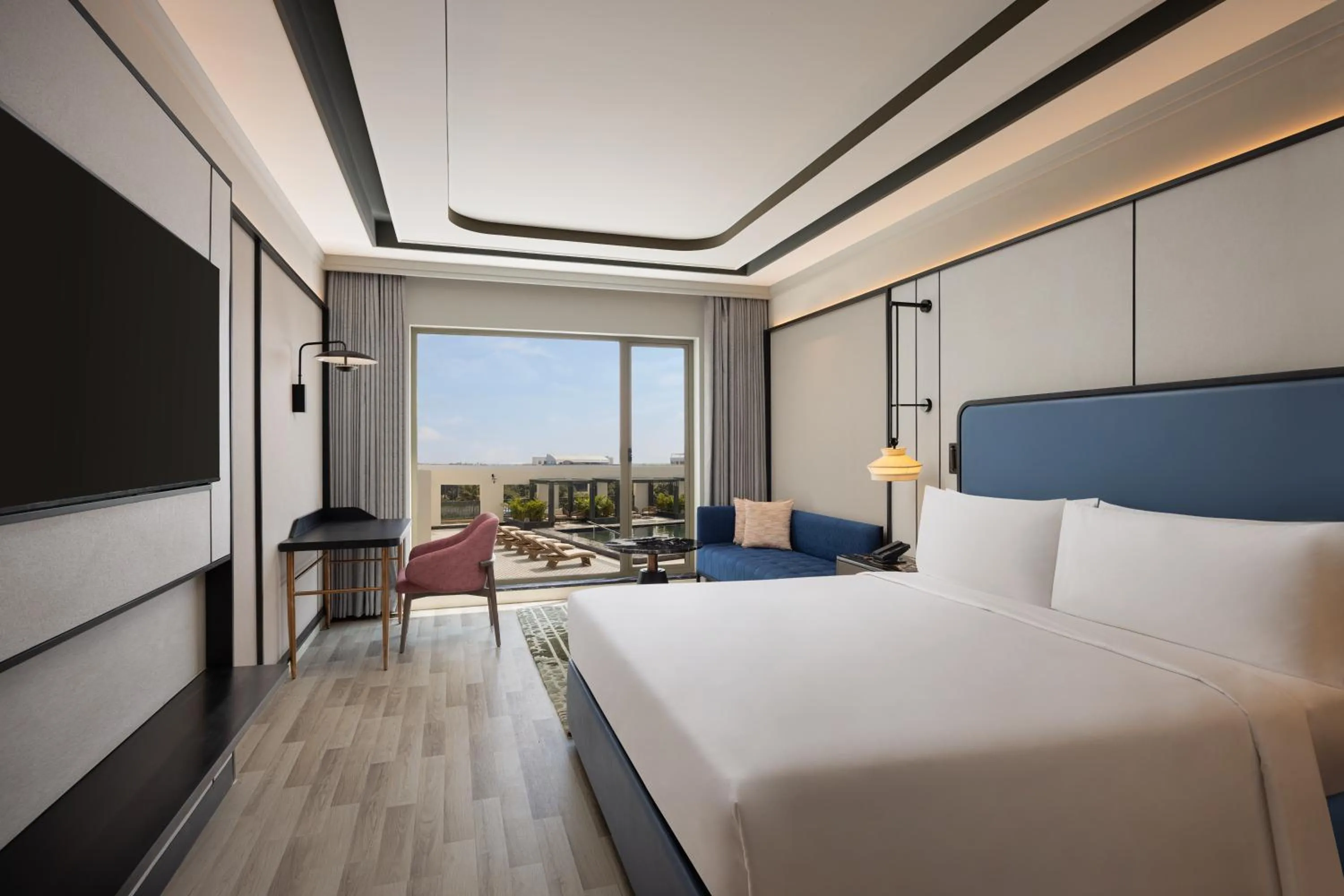 Living room, Bed in Doubletree By Hilton Bengaluru Airport