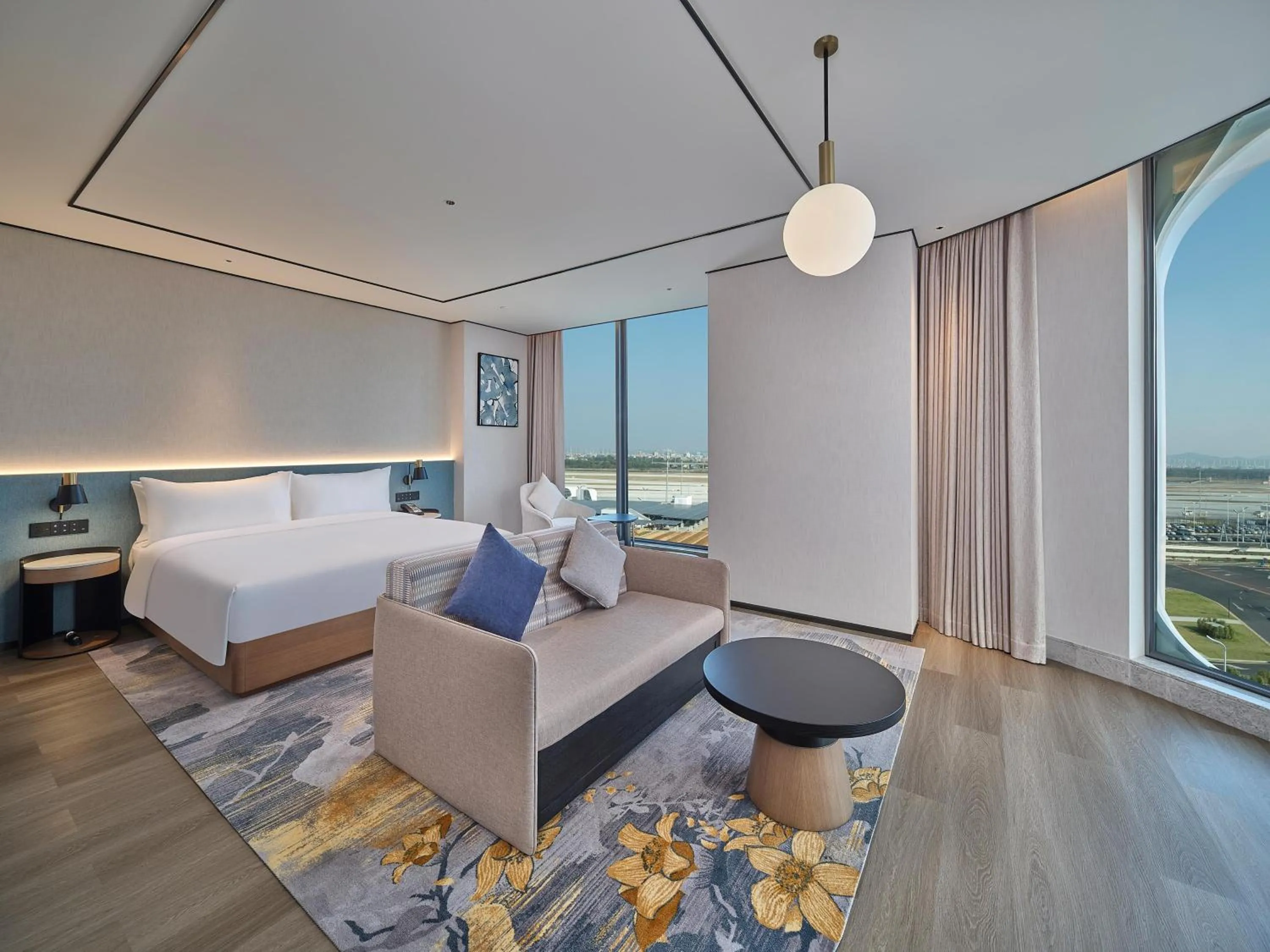 Living room, Bed in Hilton Garden Inn Guangzhou Baiyun Airport
