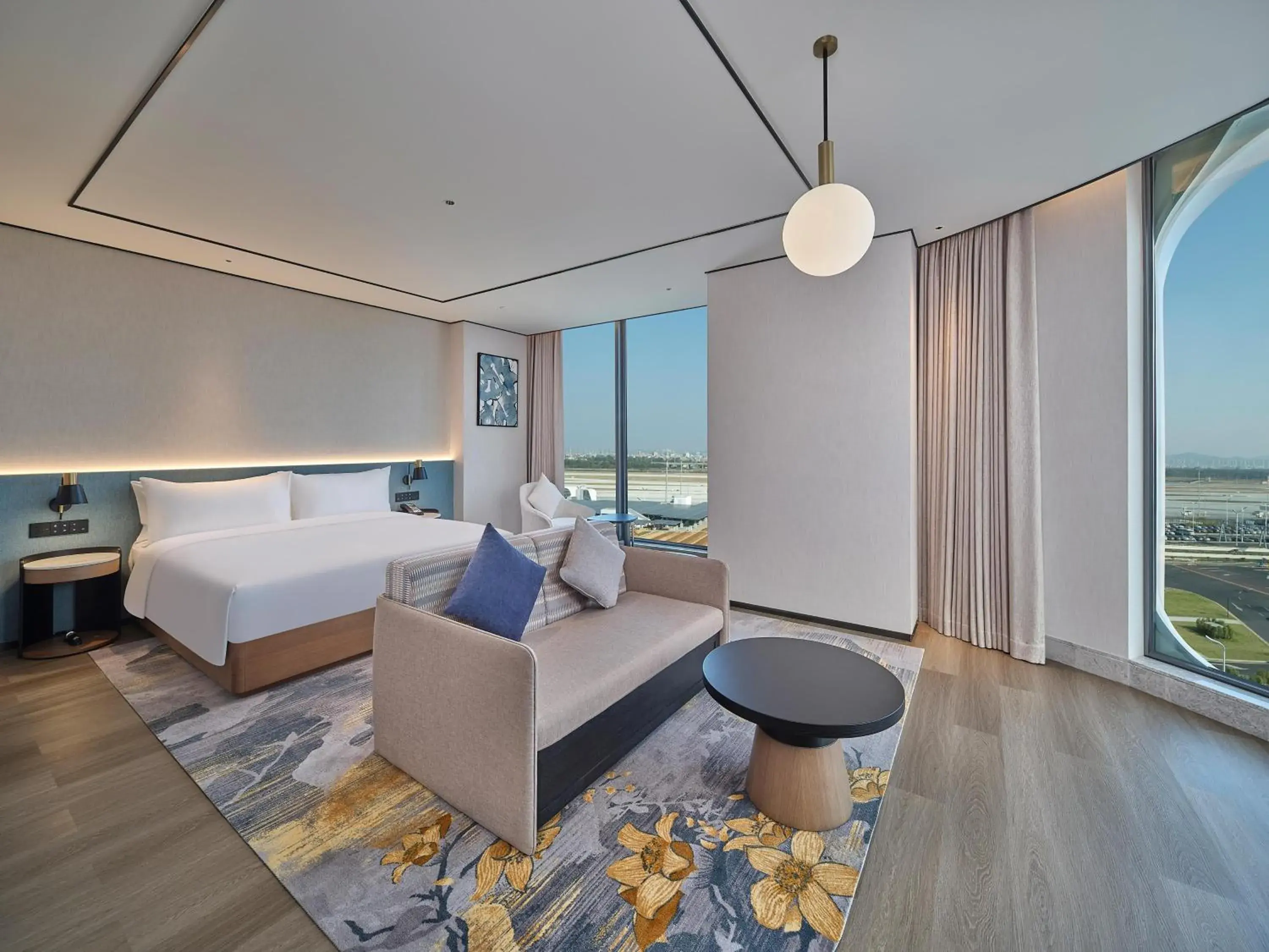 King Deluxe Room with Panoramic Airport View in Hilton Garden Inn Guangzhou Baiyun Airport King Deluxe Room with Panoramic Airport View in Hilton Garden Inn Guangzhou Baiyun Airport