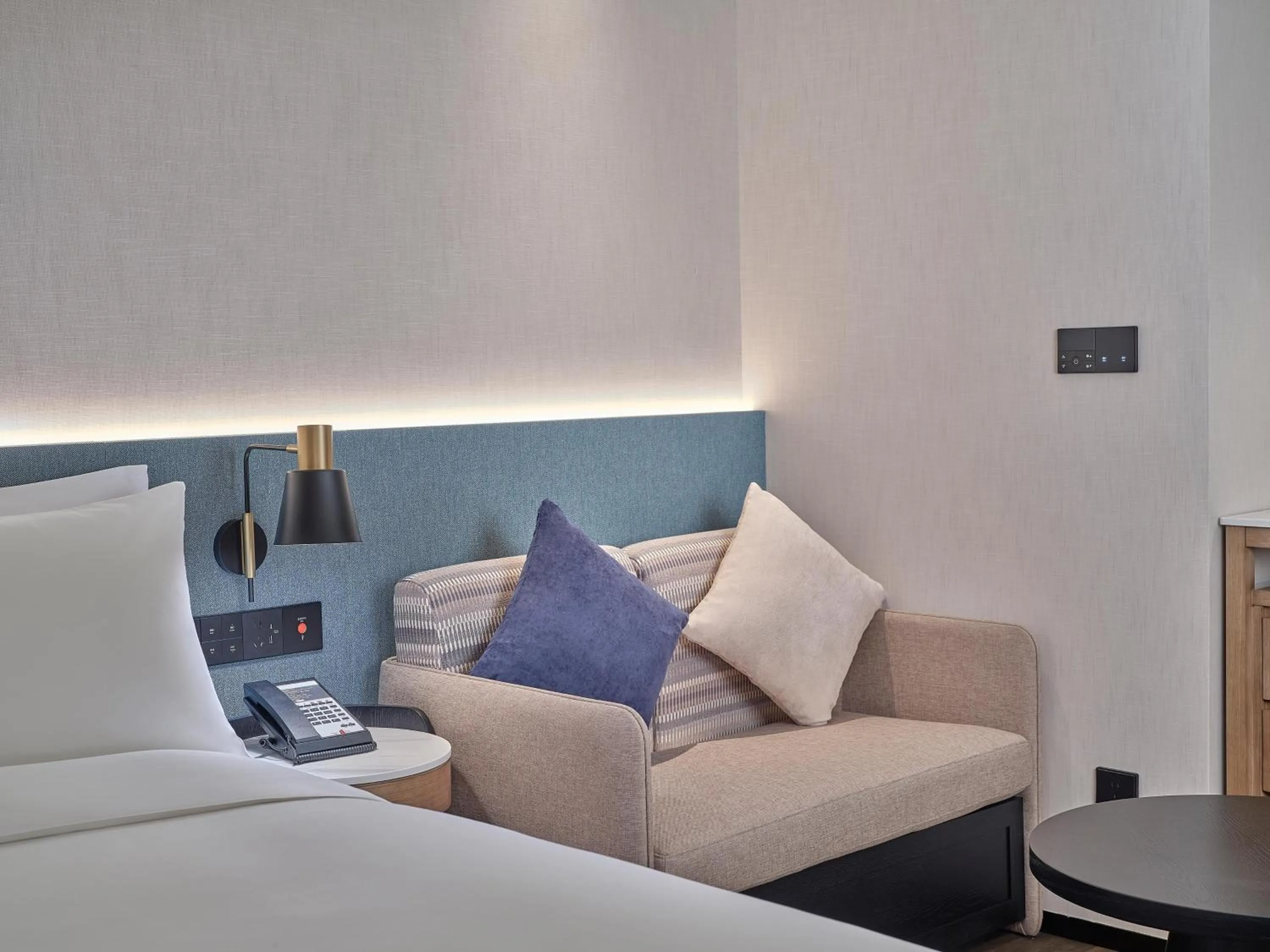 Living room, Bed in Hilton Garden Inn Guangzhou Baiyun Airport