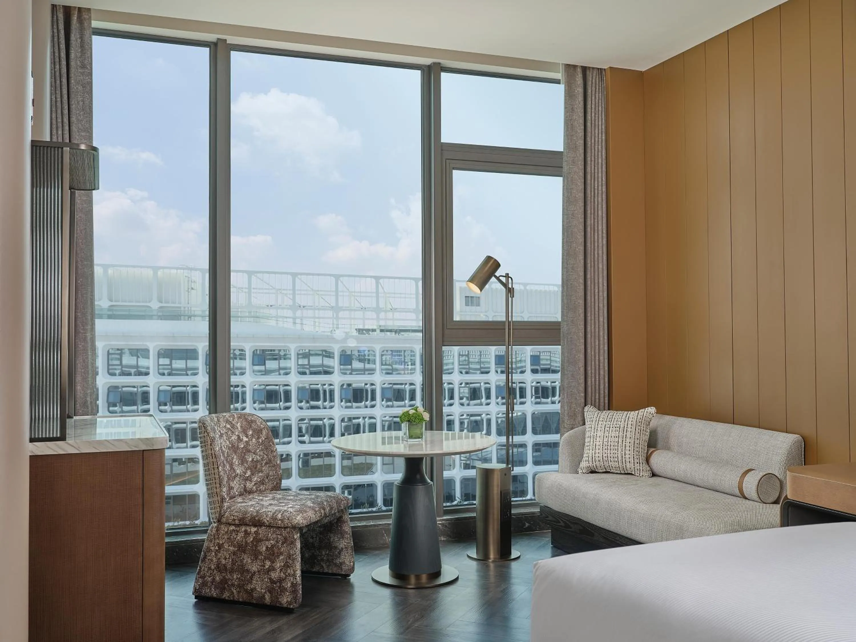 Living room, Bed in Hilton Guangzhou Baiyun Airport