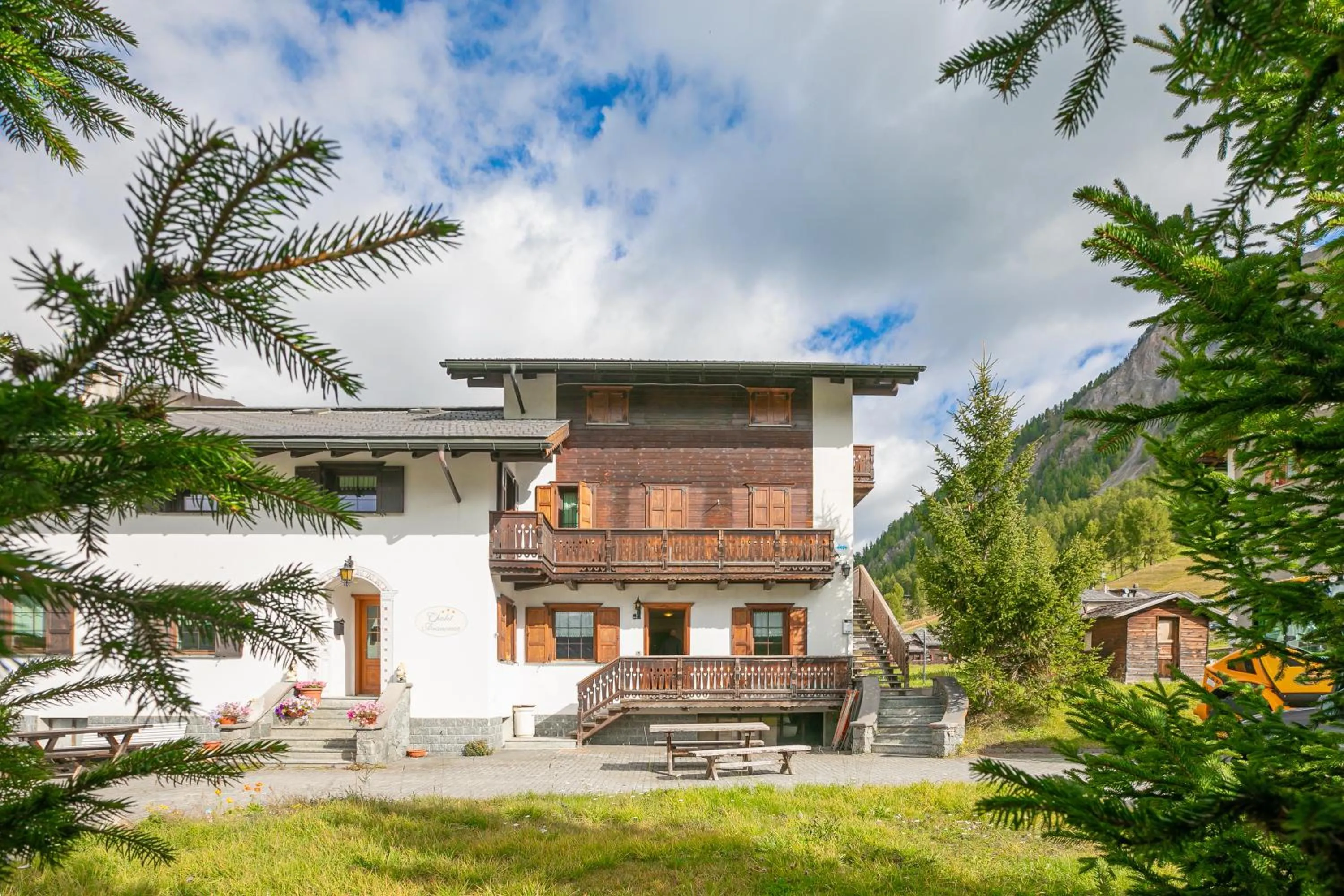 Property building in Rododendro
