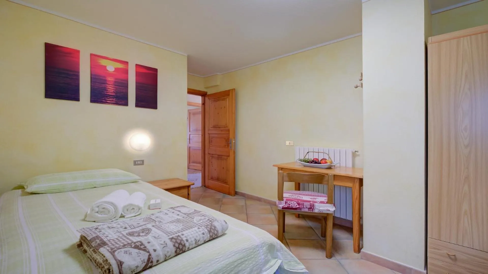 Bedroom in Rododendro