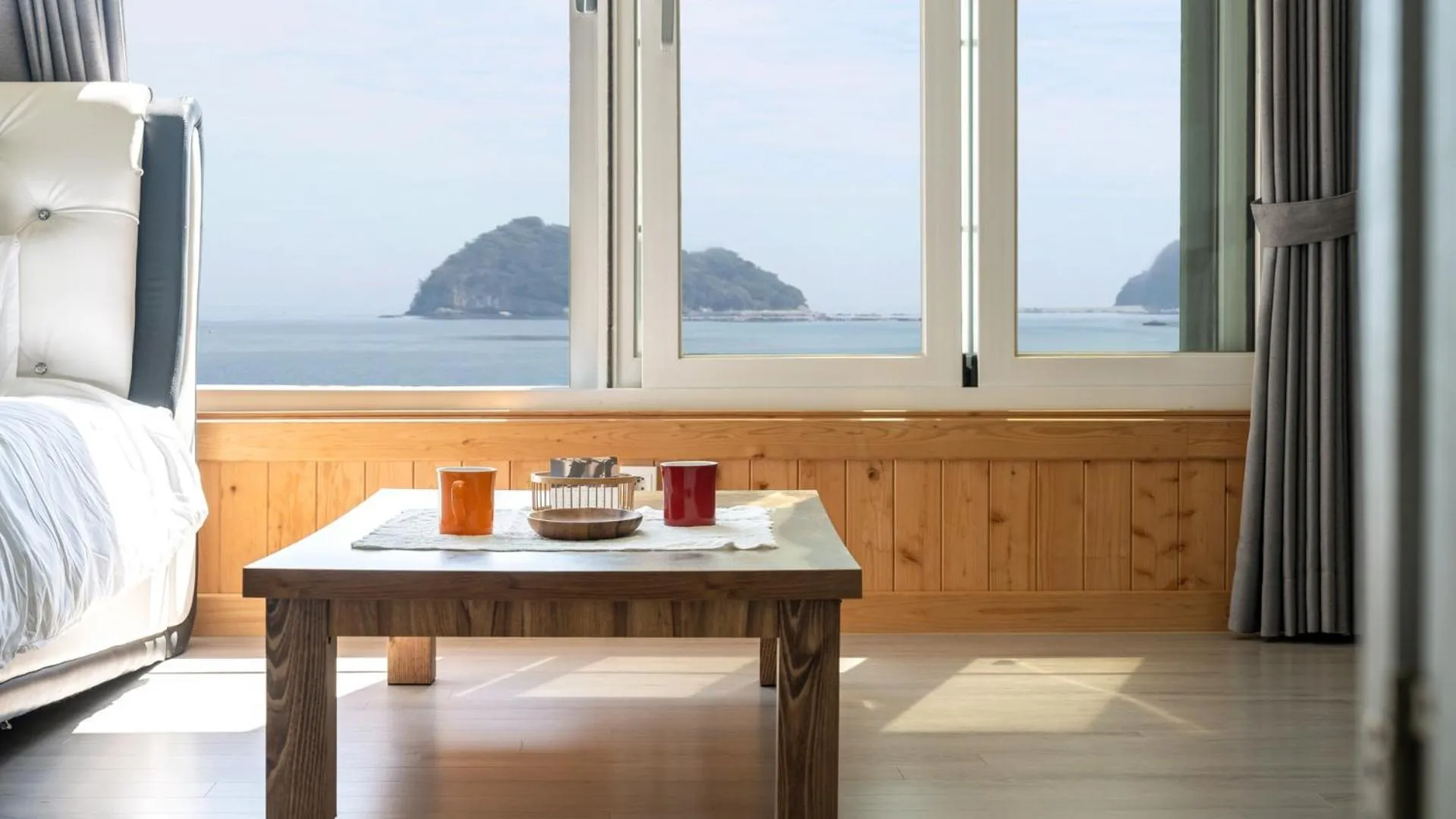 Property building, Bed in The Sea Angler's Pension in Namhae