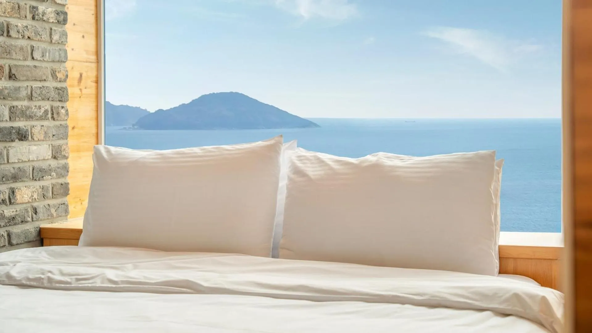 Property building, Bed in Geoje Inbito Pension