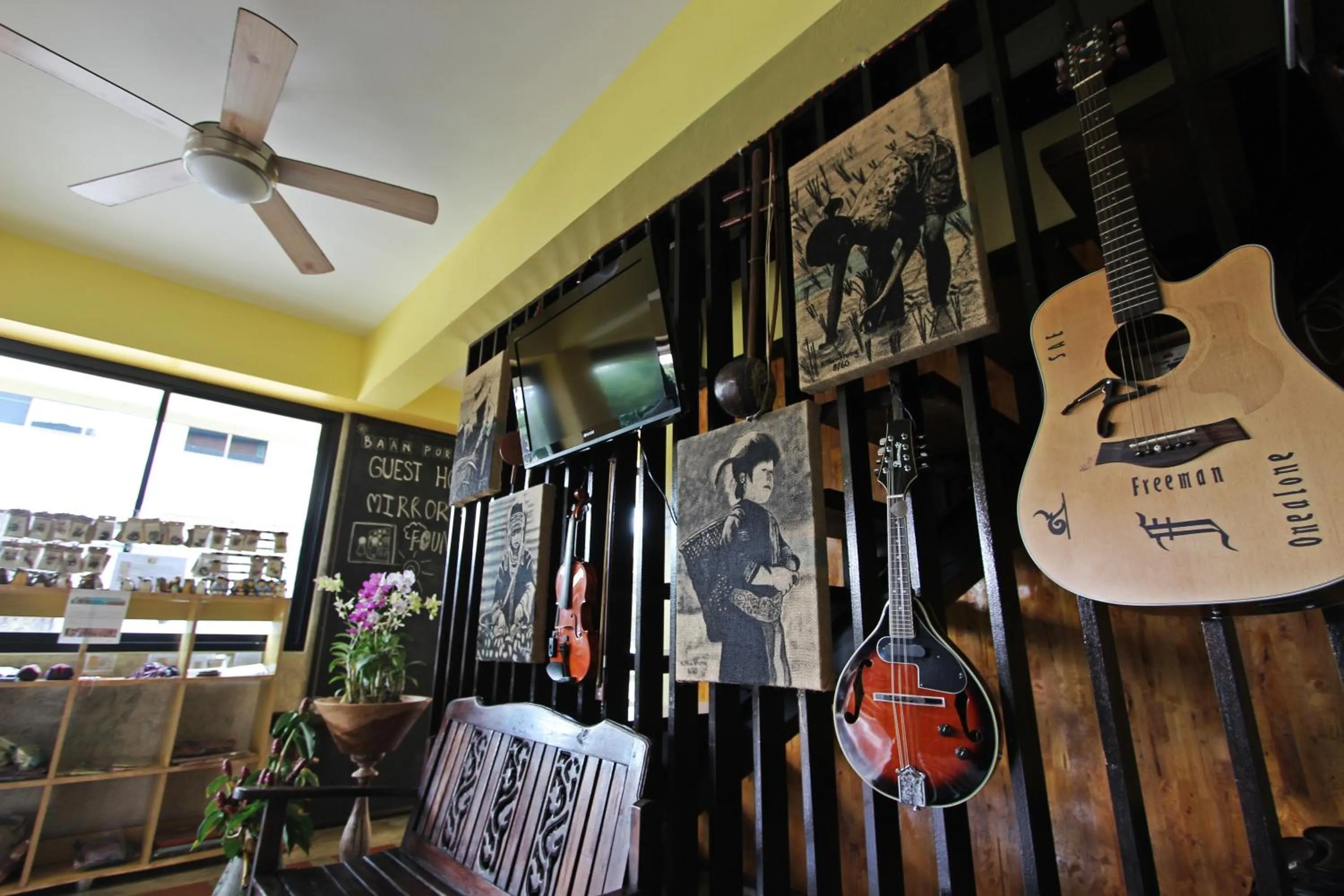 Communal lounge/ TV room in Baan Pordeedin