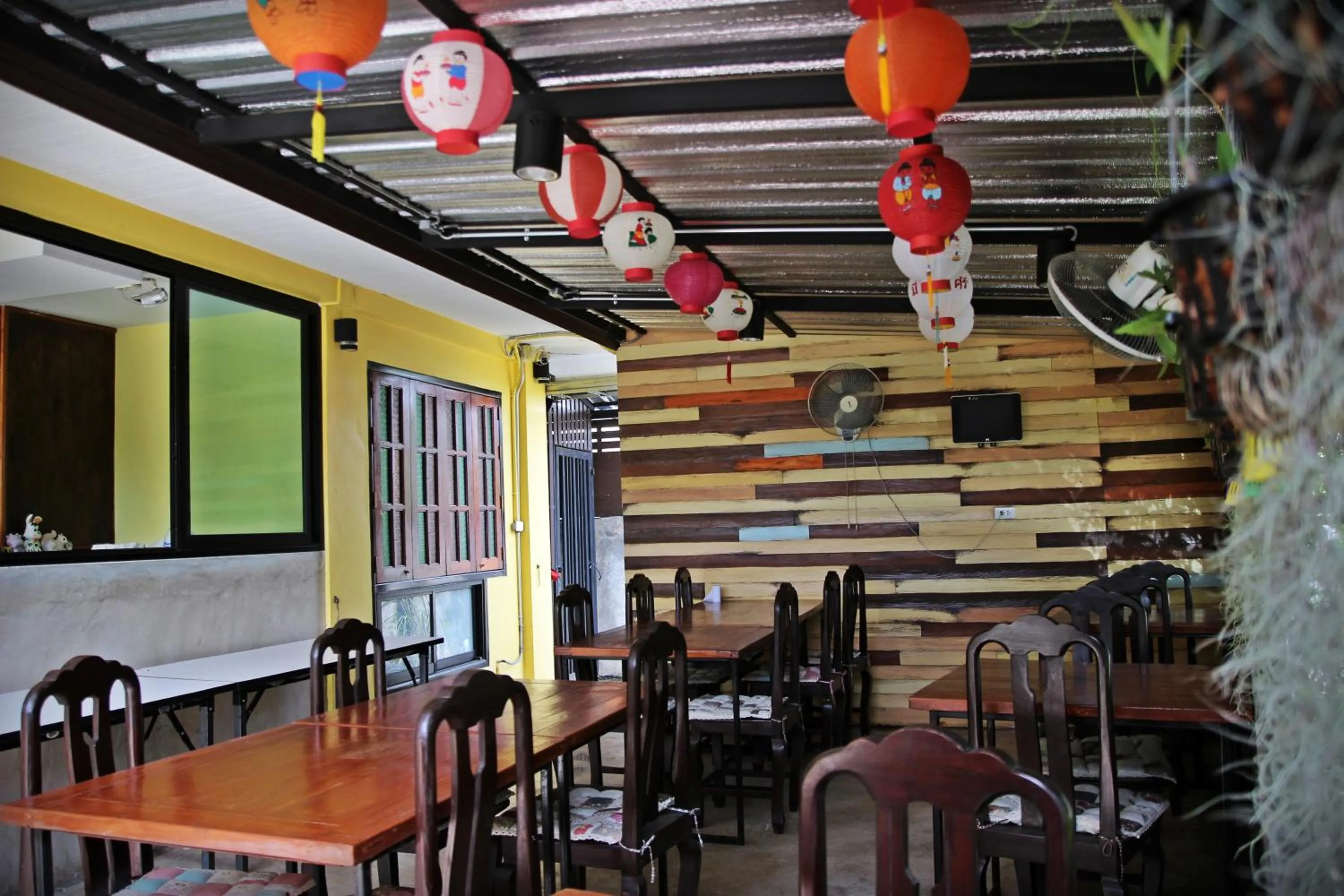 Dining area in Baan Pordeedin