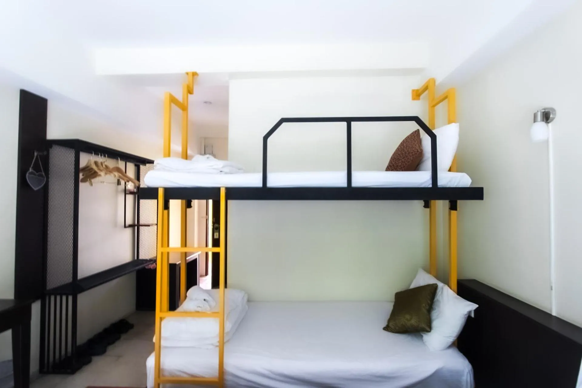 bunk bed, Bed in Baan Pordeedin