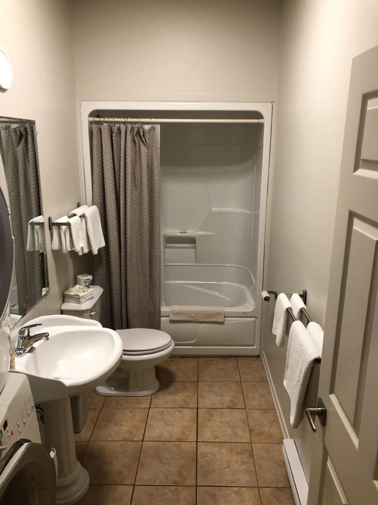 Toilet in Motel De La Gare Richmond