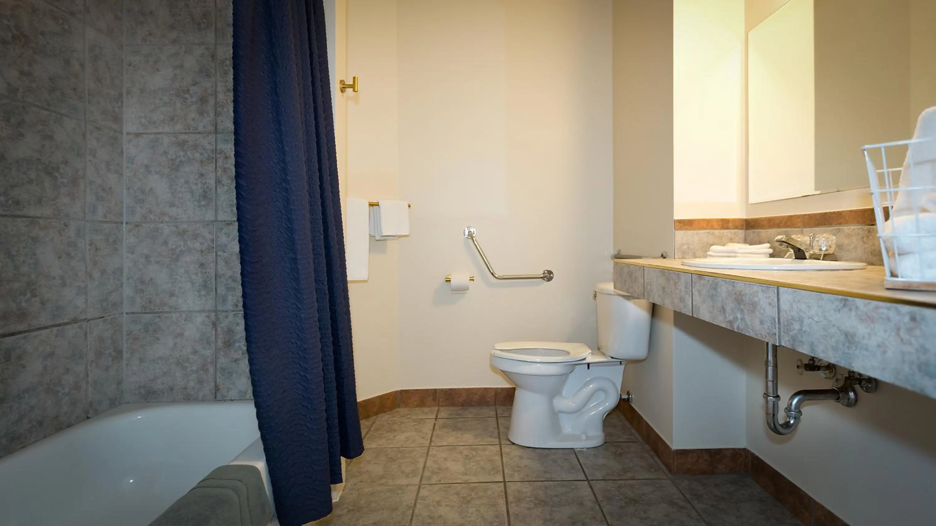 Toilet in Motel De La Gare Richmond
