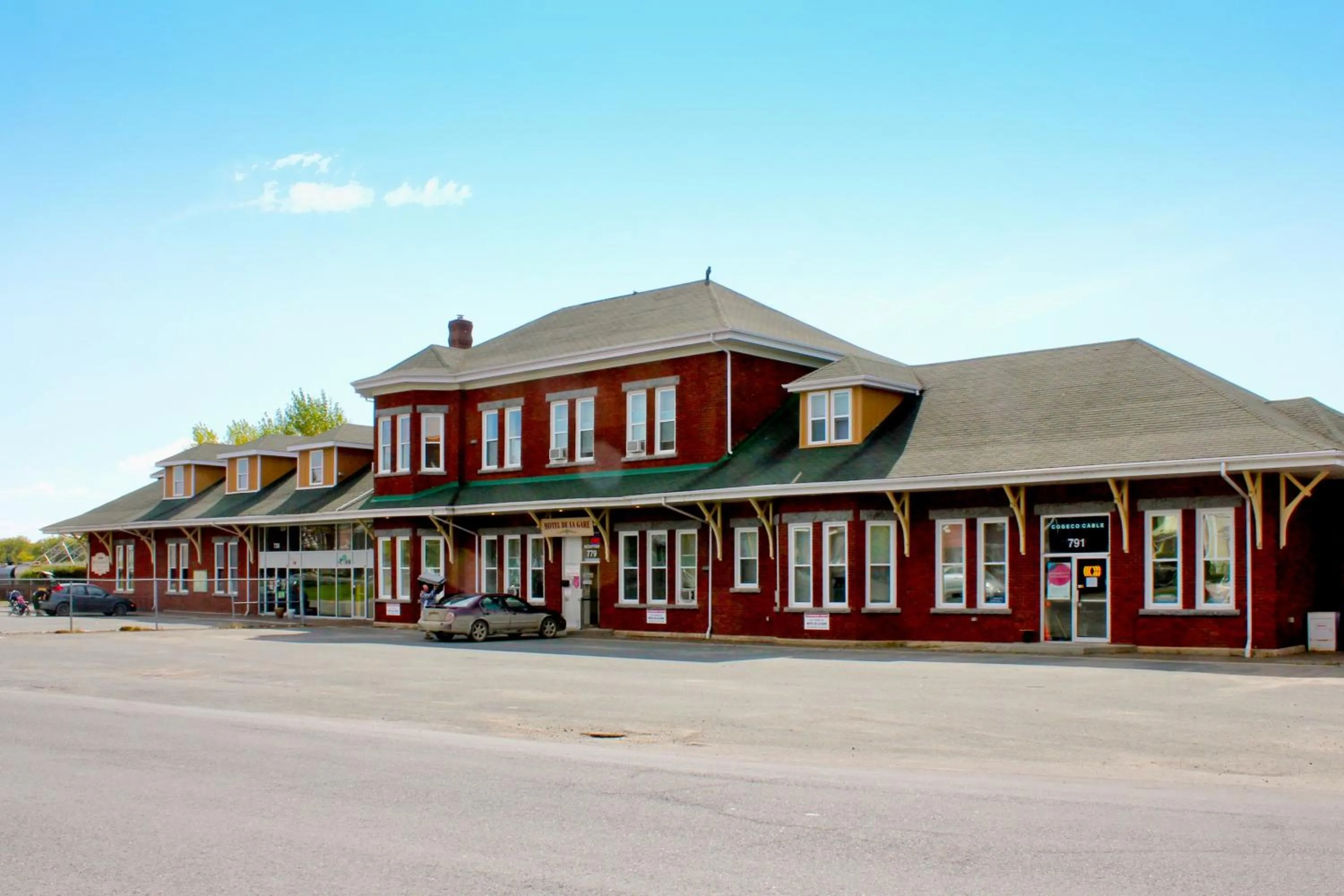 Property building in Motel De La Gare Richmond