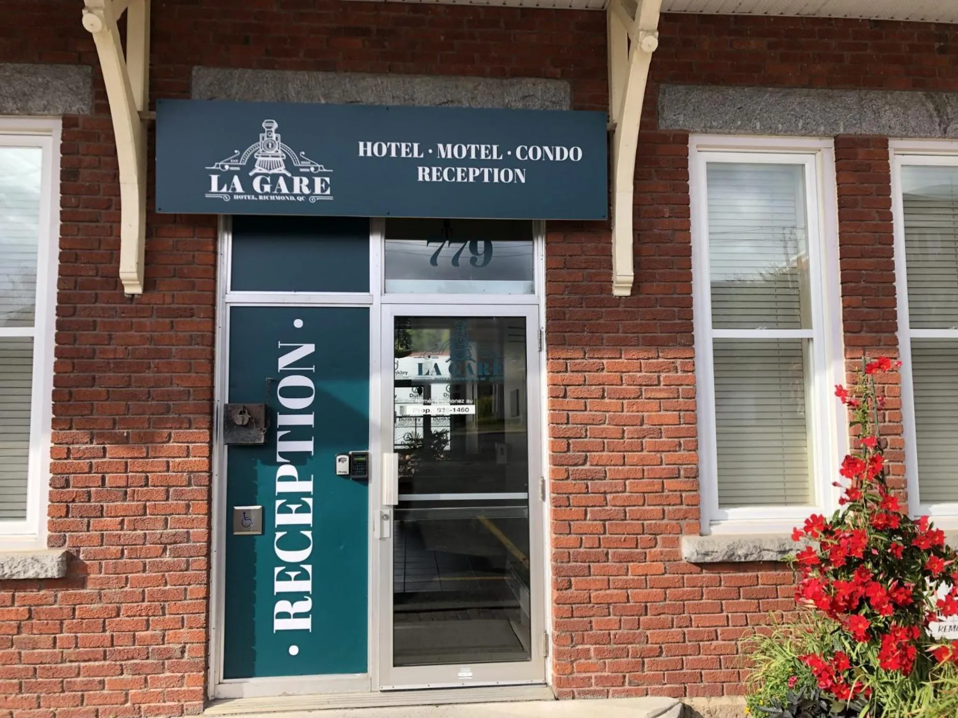 Property building in Motel De La Gare Richmond