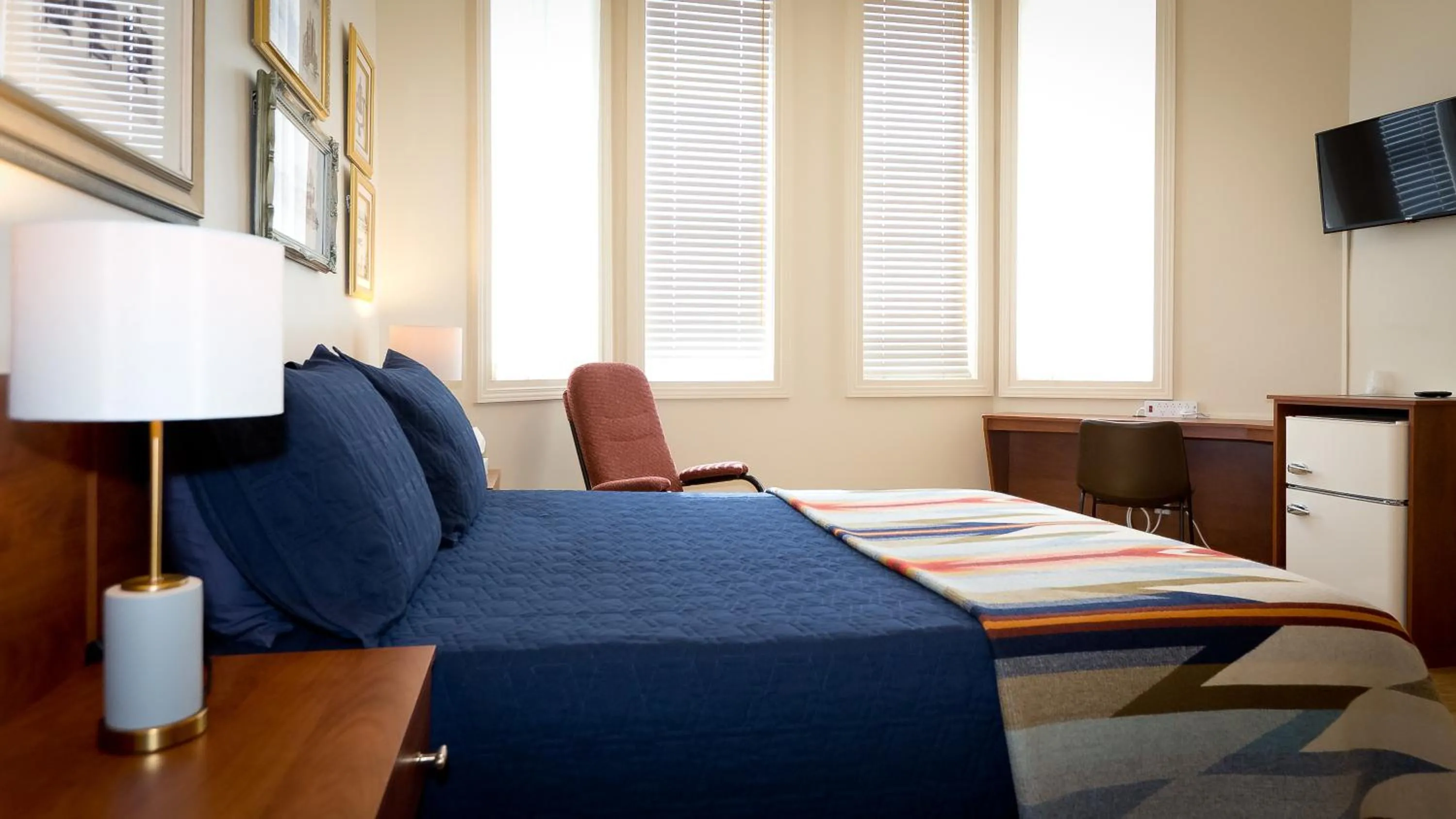 Property building, Bed in Motel De La Gare Richmond