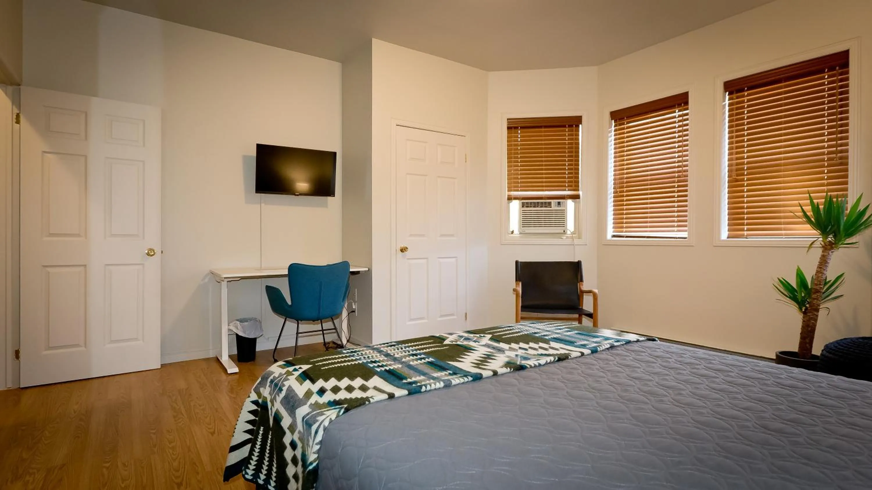 TV and multimedia, Bed in Motel De La Gare Richmond