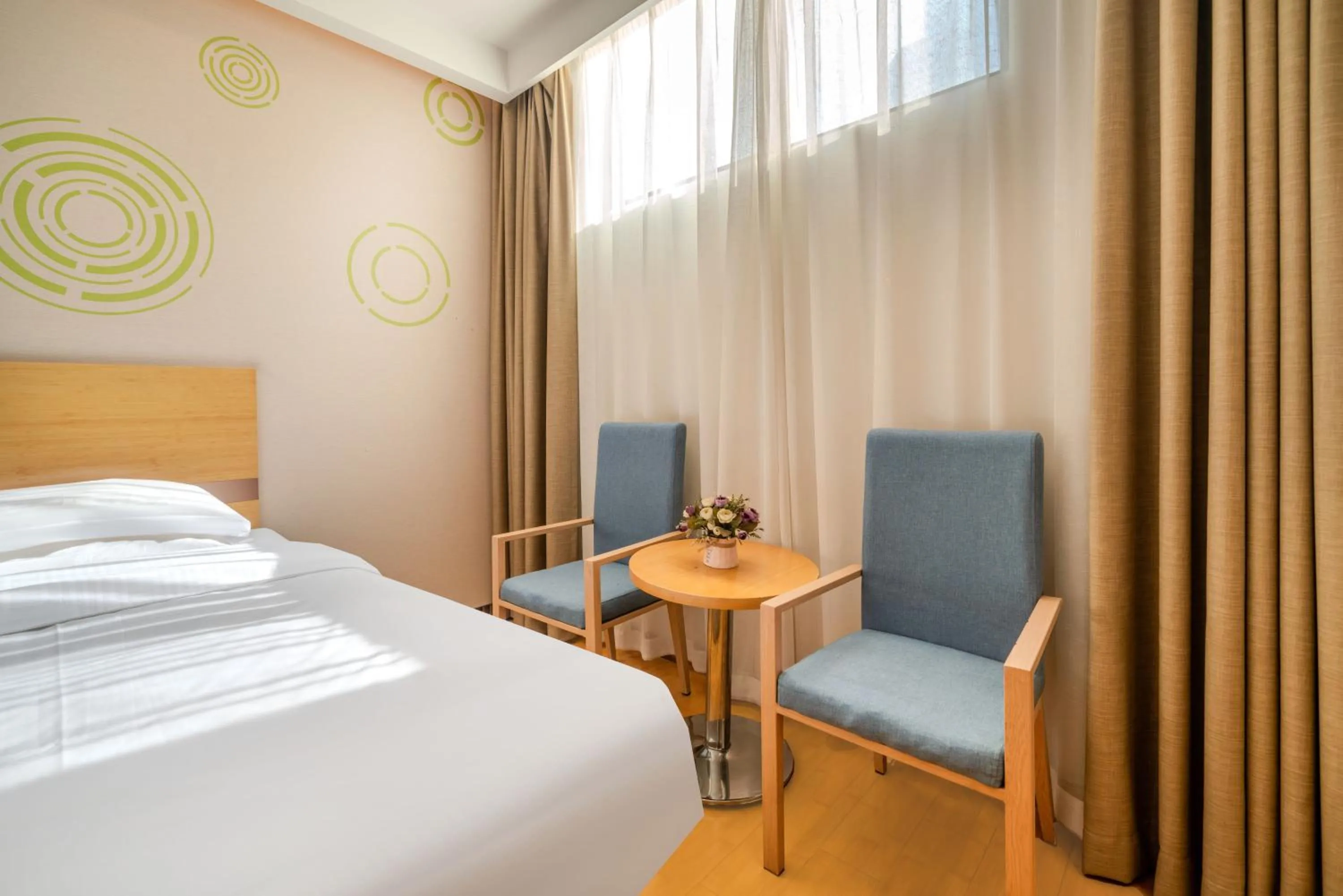 Seating area, Bed in GreenTree Inn