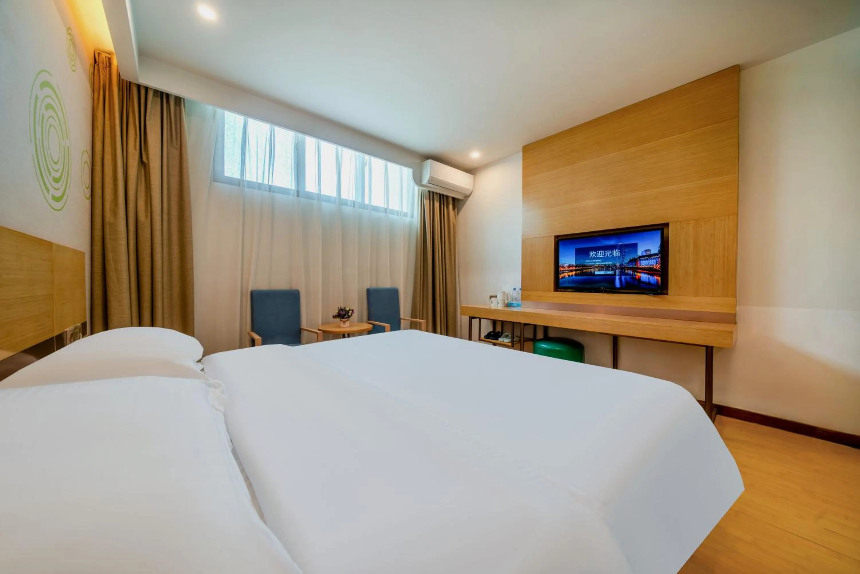 Communal lounge/ TV room, Bed in GreenTree Inn