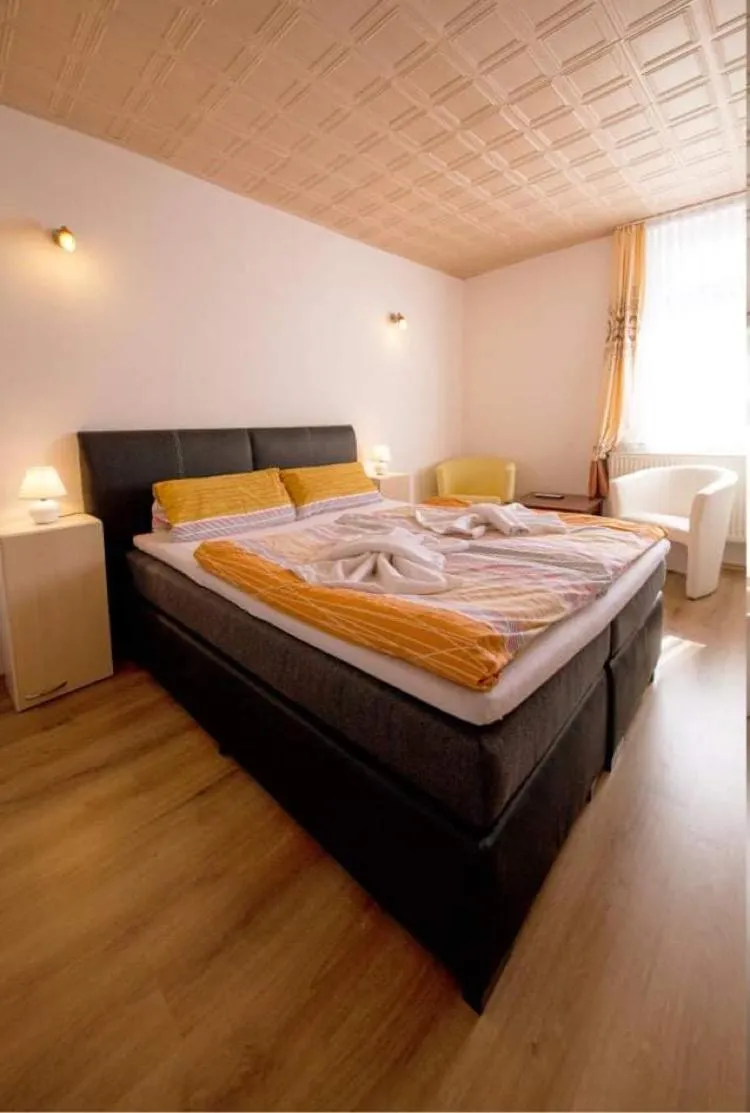 Bed in Pension und China - Thai Restaurant Asia - Haus