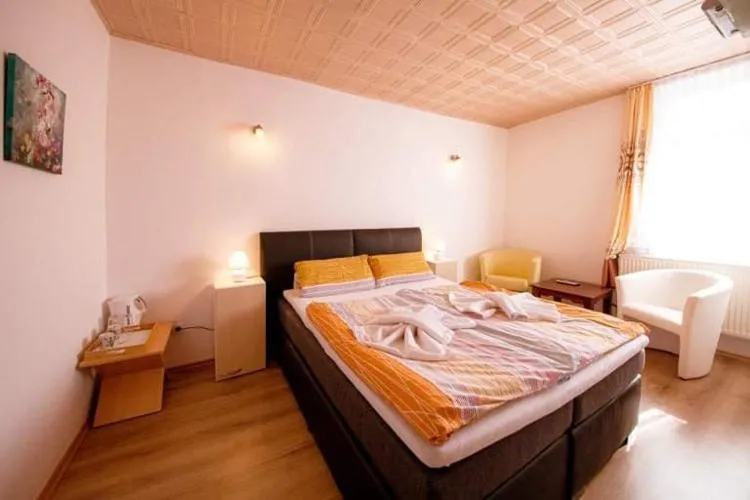 Bed in Pension und China - Thai Restaurant Asia - Haus