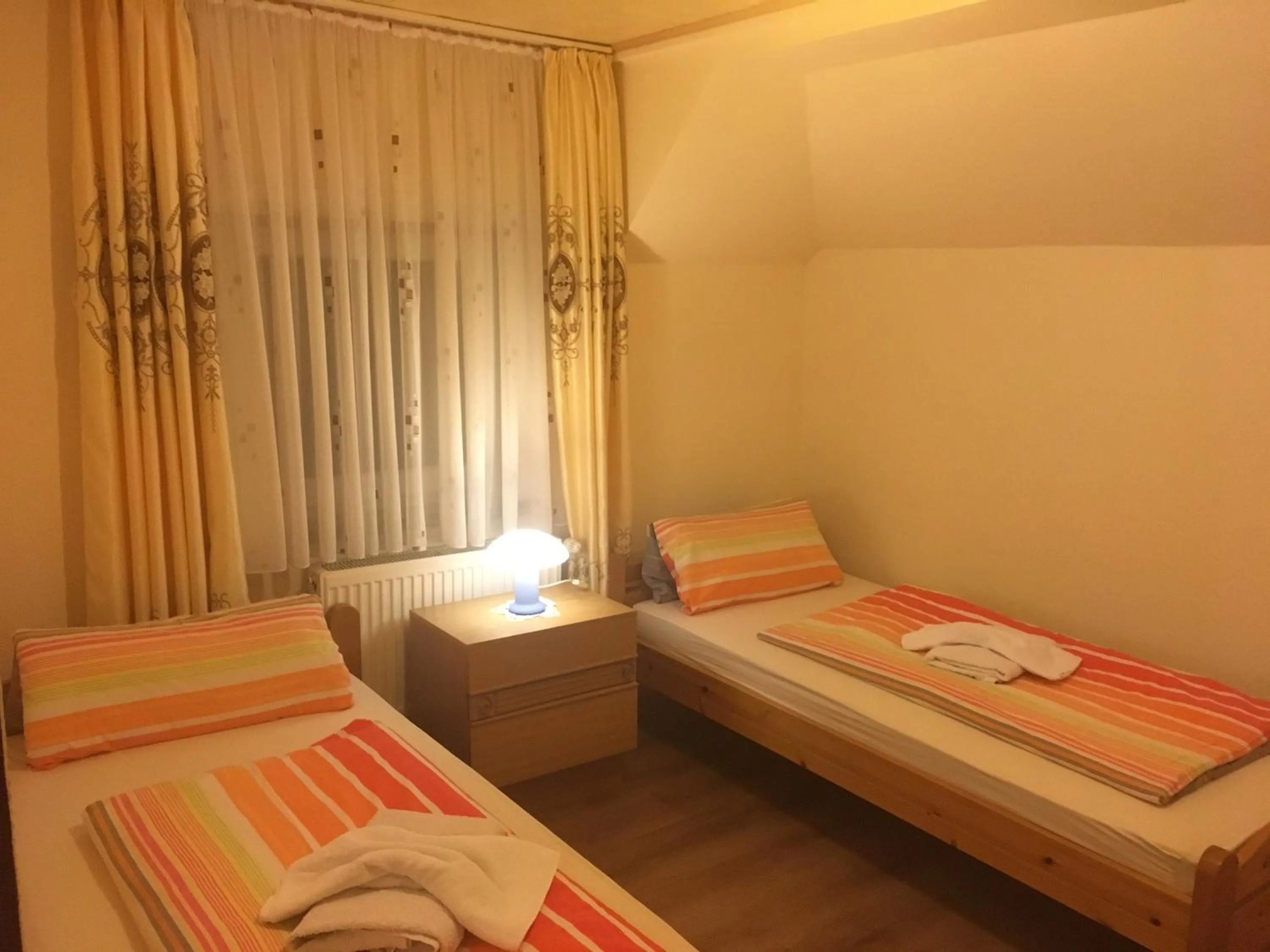 Bed in Pension und China - Thai Restaurant Asia - Haus