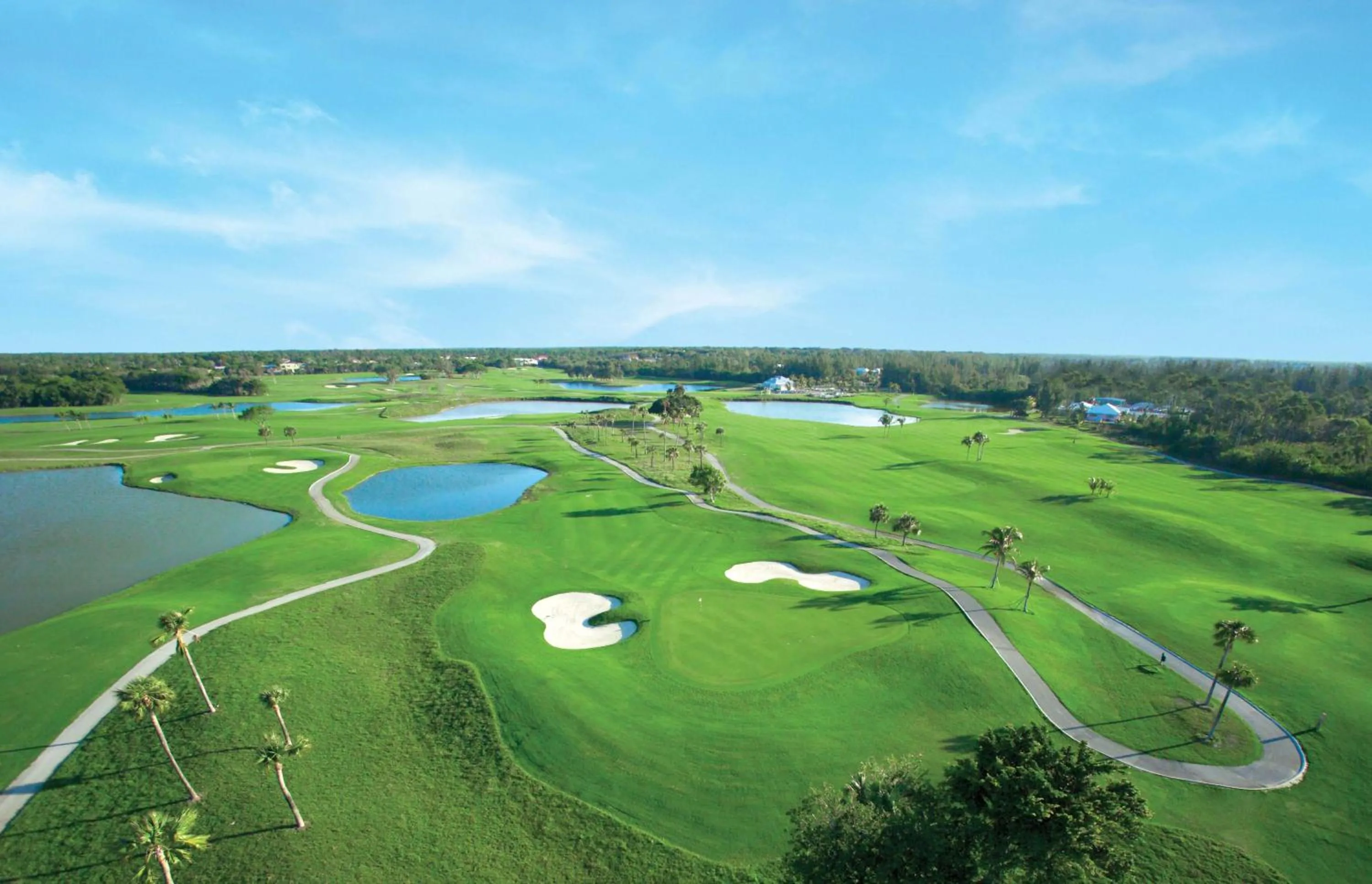 Golfcourse in Lighthouse Pointe at Grand Lucayan Resort