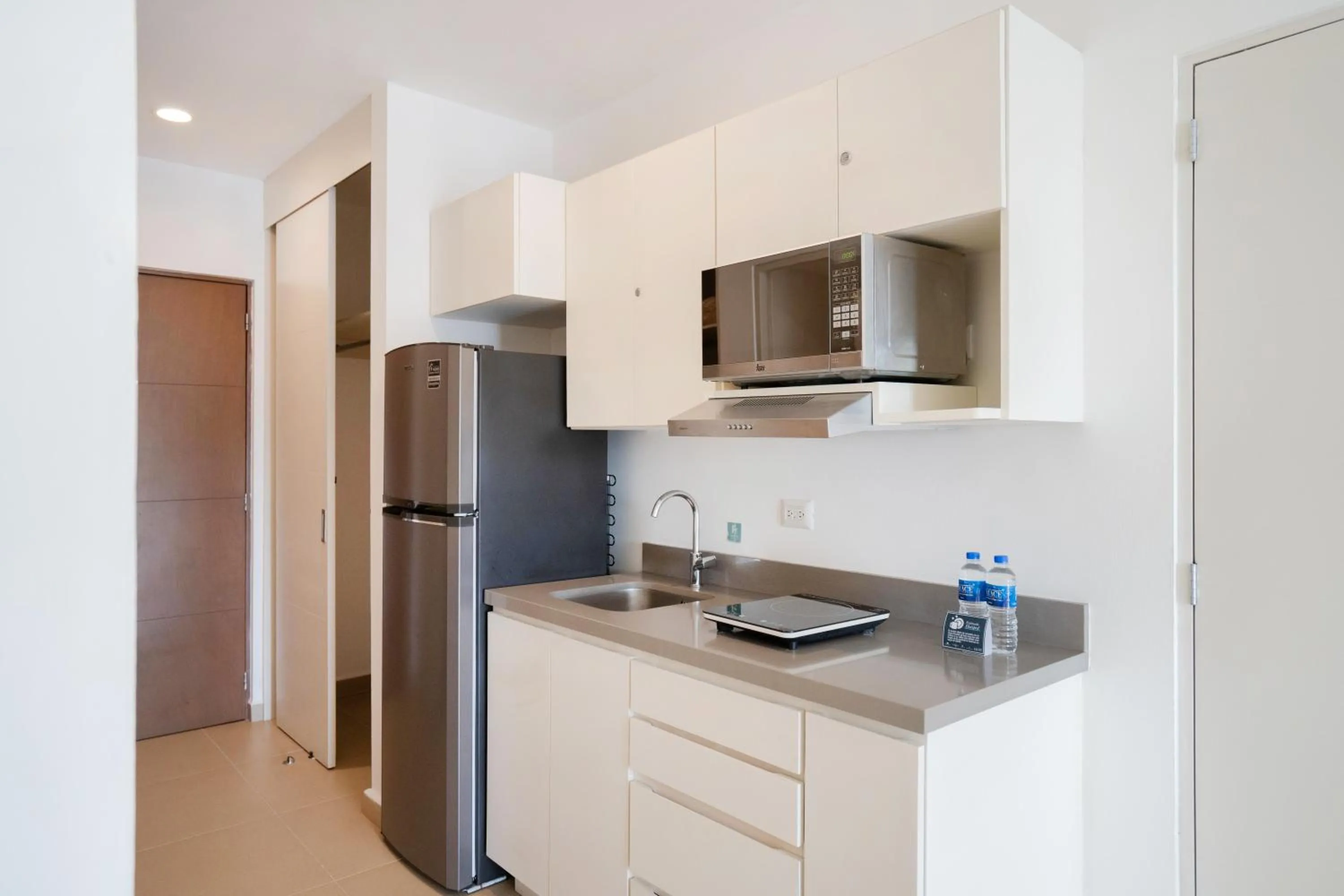 Kitchen or kitchenette in Pacific Palace Beach Tower Hotel