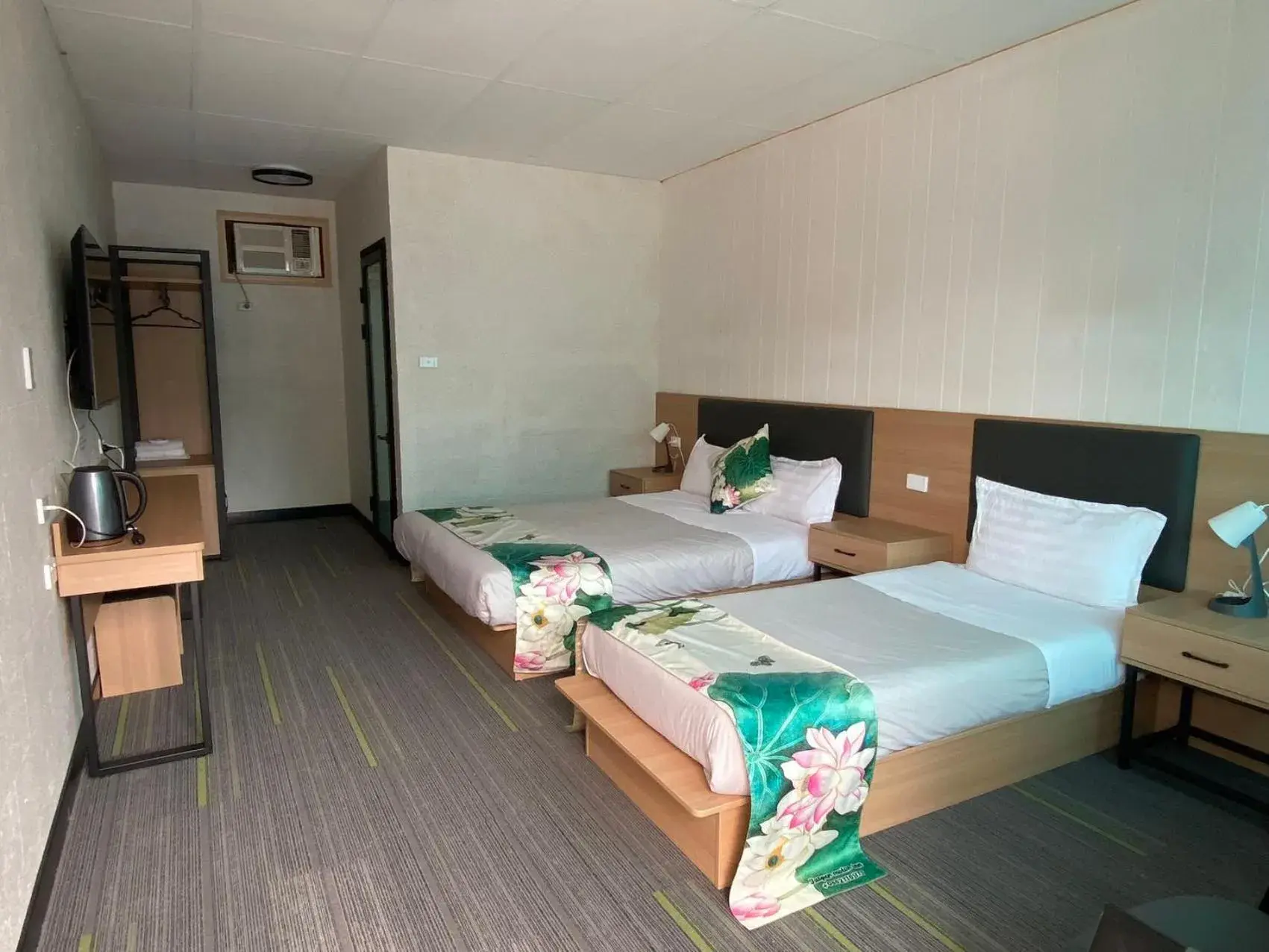 Bedroom, Bed in Jasper Motor Inn Bedroom, Bed in Jasper Motor Inn