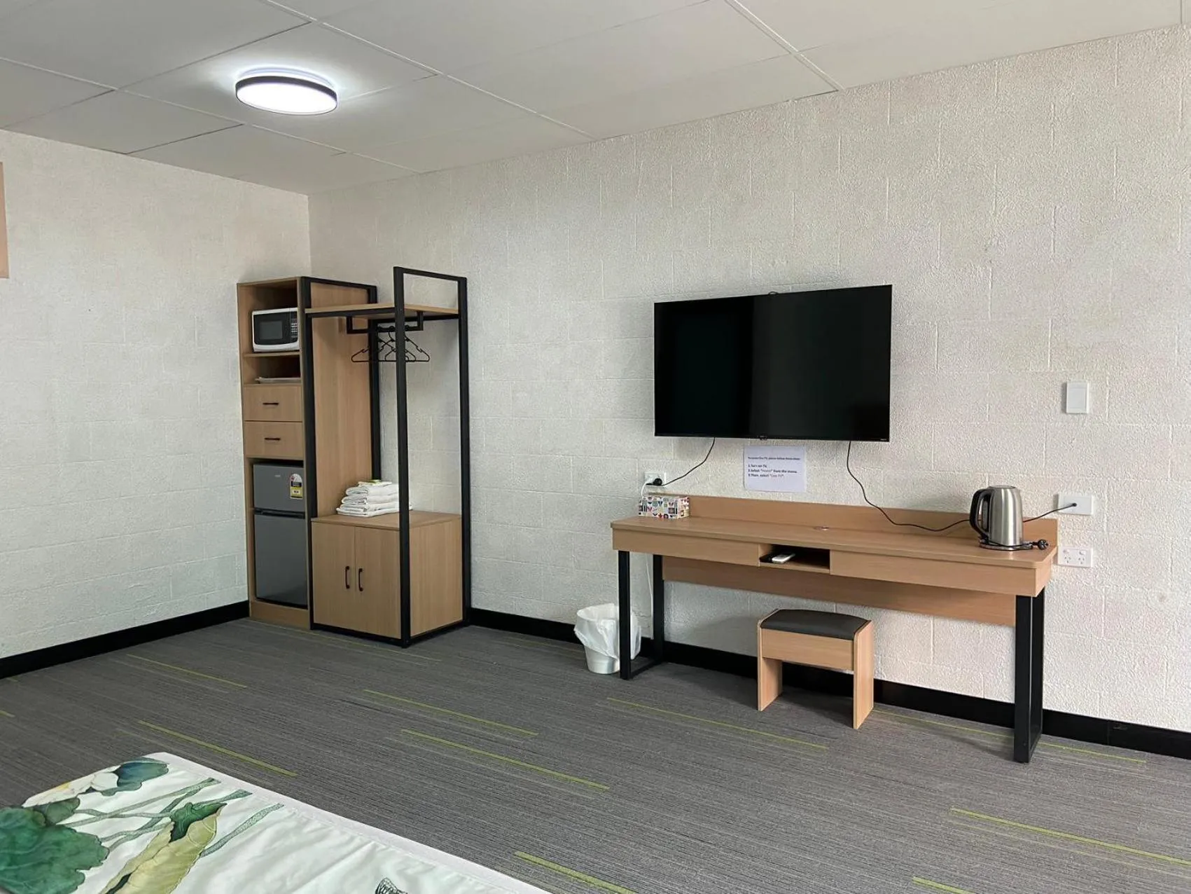 Photo of the whole room, Bed in Jasper Motor Inn