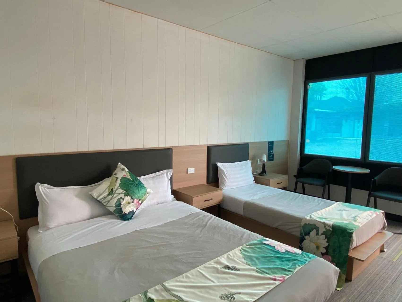 Photo of the whole room, Bed in Jasper Motor Inn